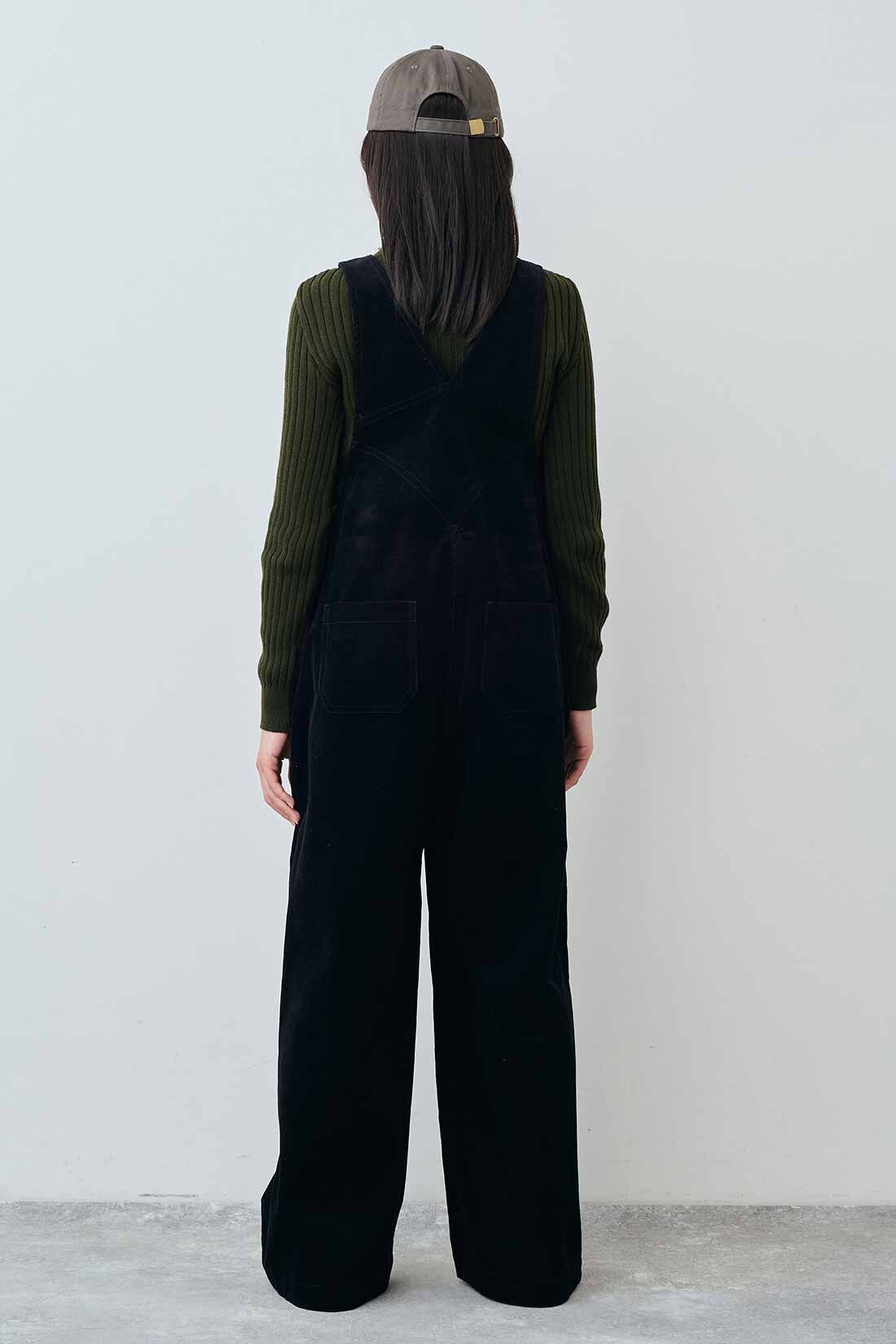 THREE FIFTY STANDARD|コットン100％のリブタートルとコーデュロイオーバーオール〈ブラック〉のコーディネート