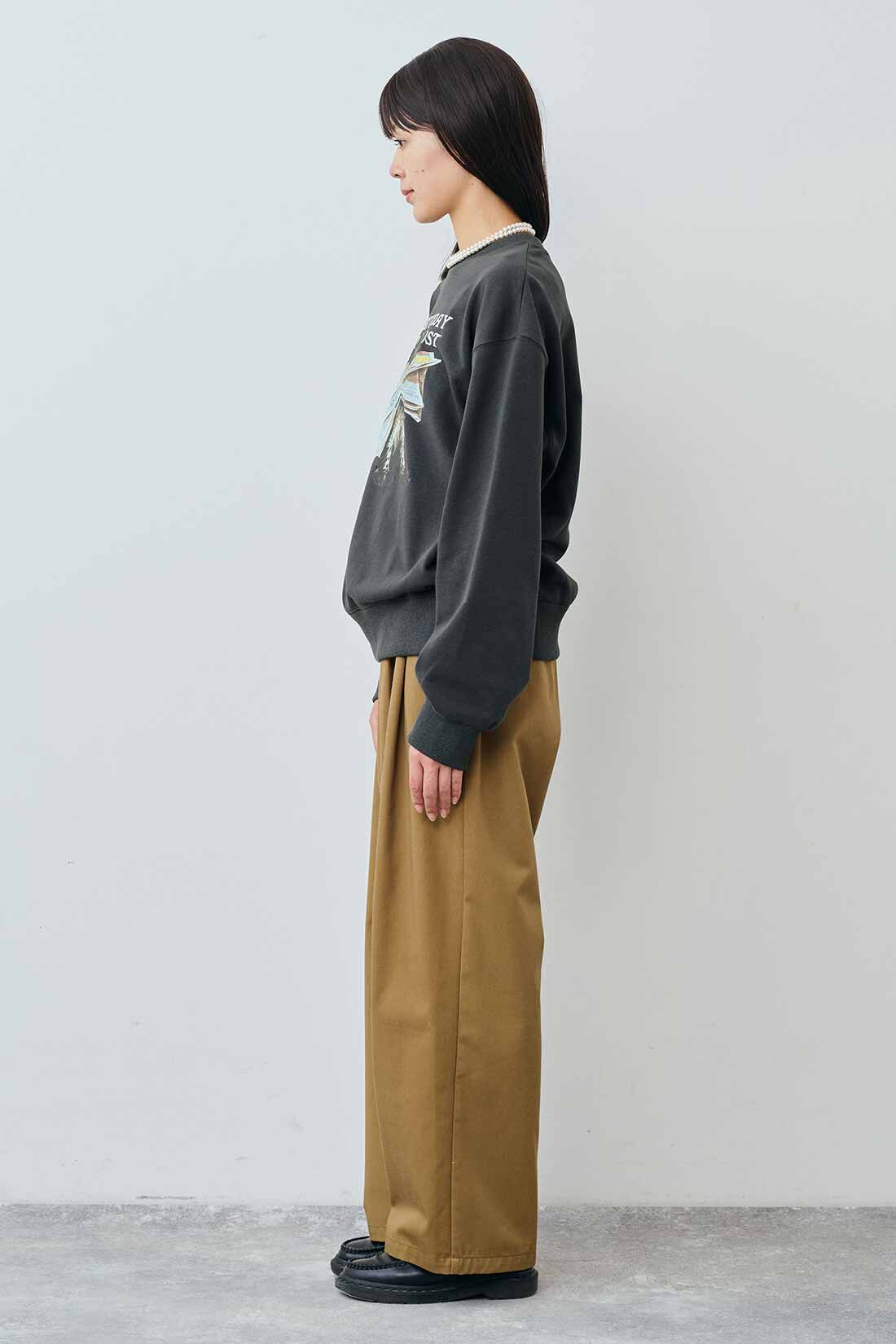 THREE FIFTY STANDARD|カジュアルすぎないチノパンツ〈キャメル〉と桜の木のウッドパールロングネックレスのコーディネート