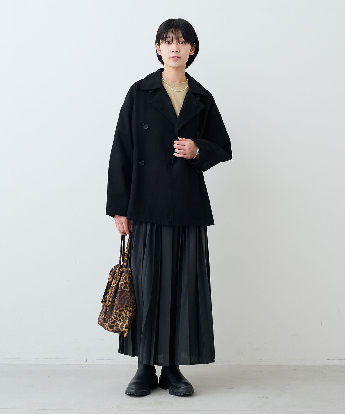 THREE FIFTY STANDARD|コットンツイルのダブルコートＢＫ　ＴＦＳと吸水速乾長袖Ｔシャツ　ＴＦＳとカットソーのプリーツスカートＧＹ　ＴＦＳのコーディネート|モデル身長：163cm 着用サイズ：M