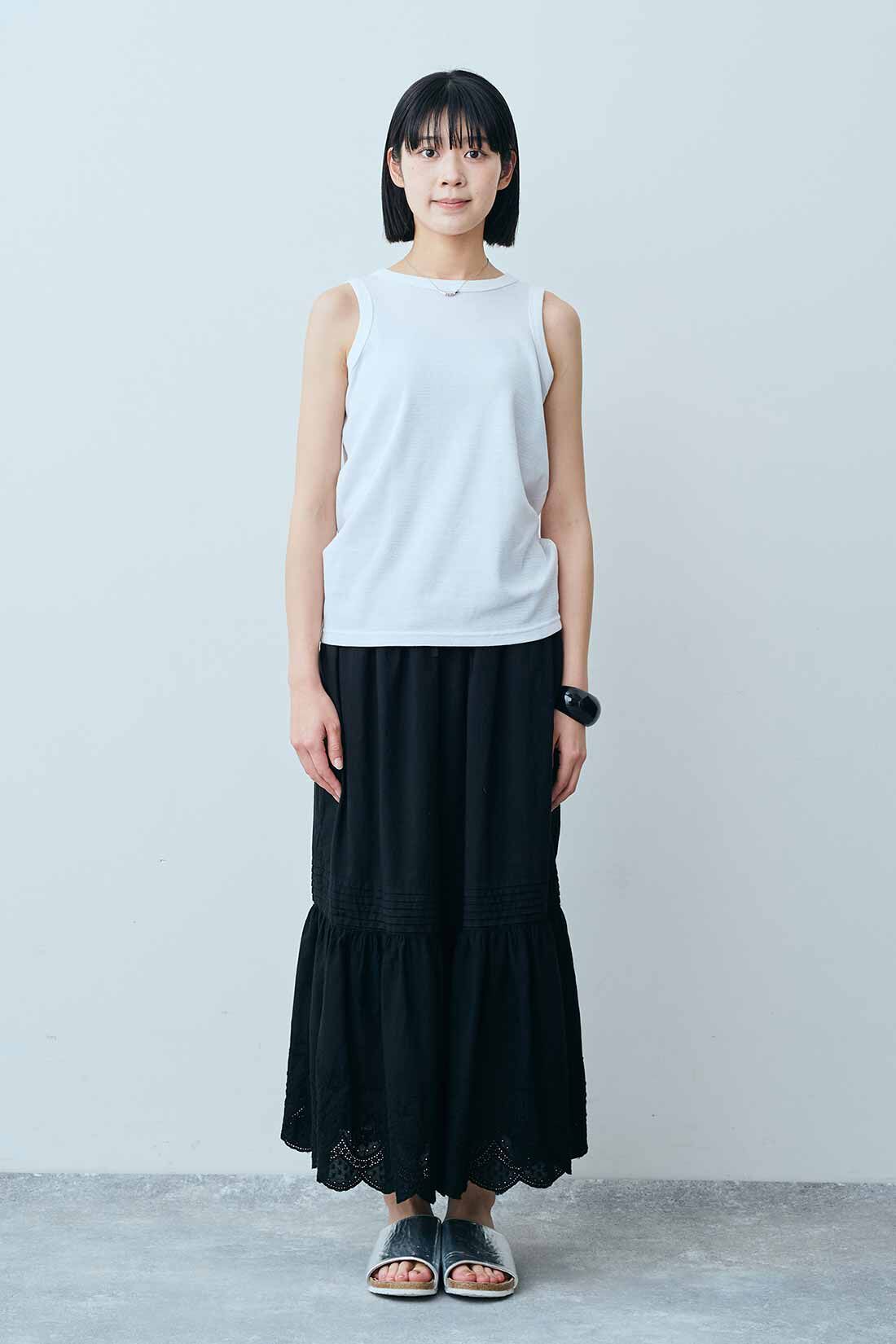 THREE FIFTY STANDARD|コットンレース スカート〈ブラック〉とステンレス ネックレスのコーディネート|モデル身長：163cm 着用サイズ：M
