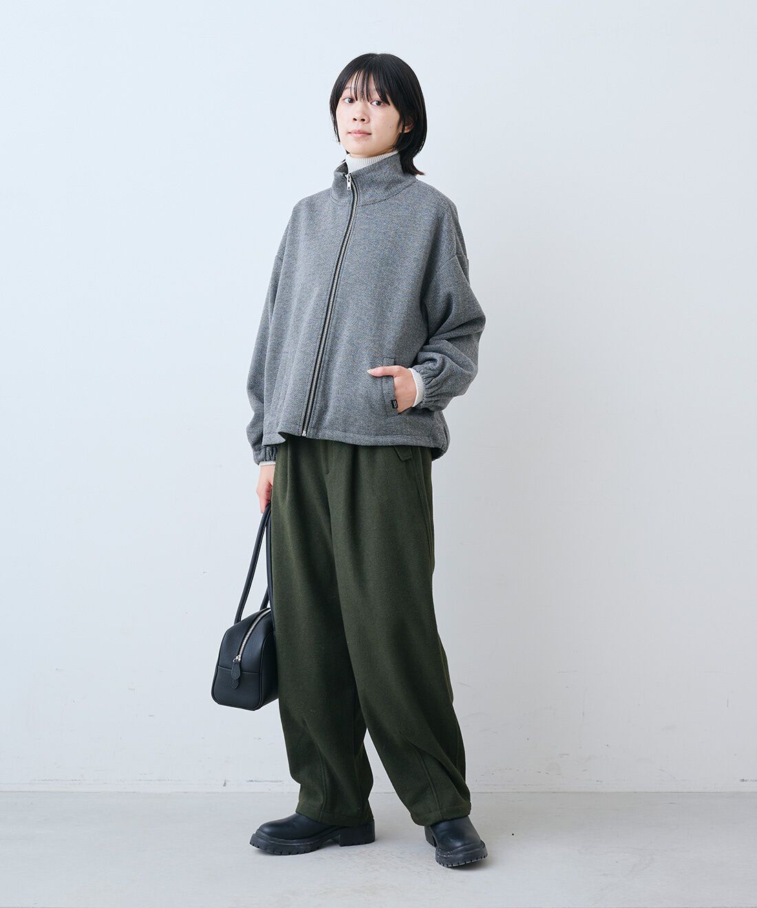 THREE FIFTY STANDARD［スリーフィフティースタンダード］|日本製コットン100％ リブ タートルとミリタリーテイストの起毛タックパンツ〈オリーブグリーン〉とレザーのワイド ボストンバッグ〈ブラック〉のコーディネート