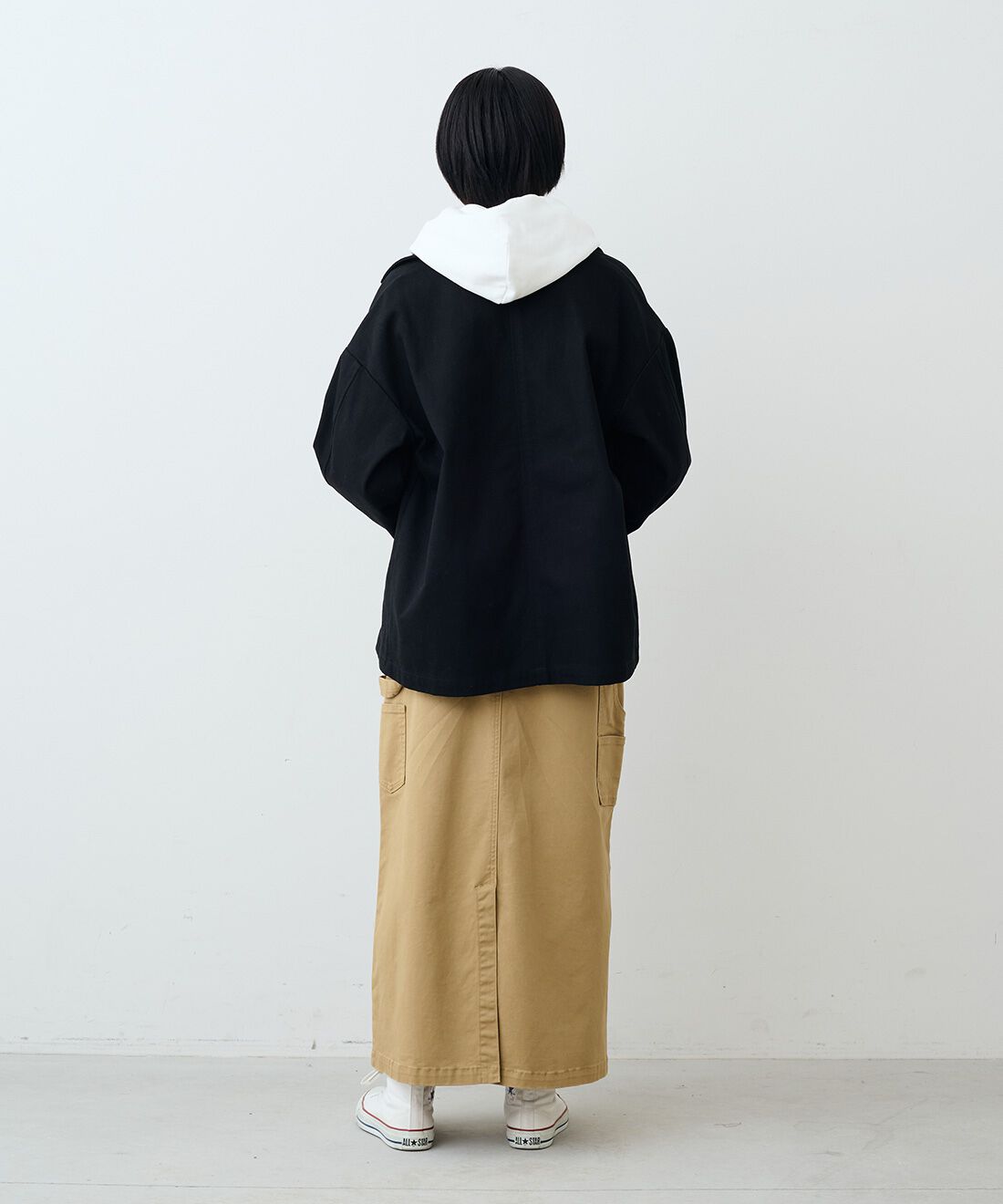 THREE FIFTY STANDARD|コットンツイルのダブルコートＢＫ　ＴＦＳとカツラギペインタースカートＢＥ　ＴＦＳのコーディネート|モデル身長：163cm 着用サイズ：M