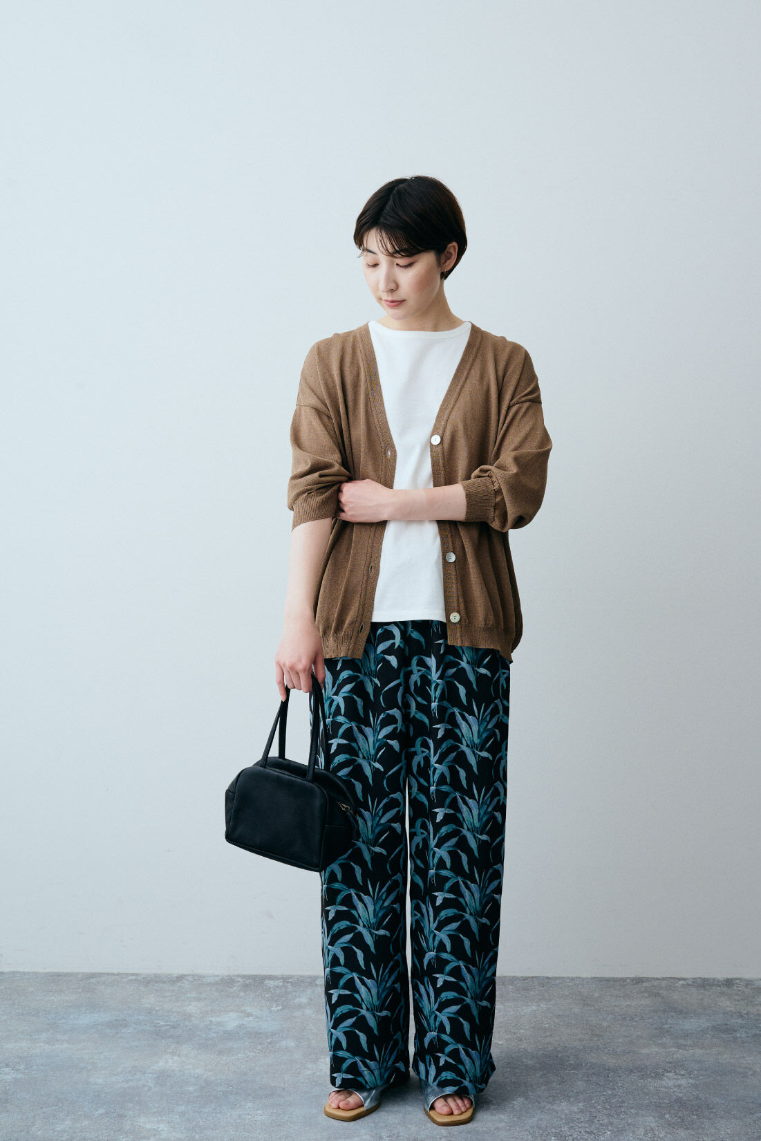 THREE FIFTY STANDARD|和紙ブレンドＶネックカーディガンＢＲ　ＴＦＳとミュルーズ染織美術館パンツＢＫ　ＴＦＳのコーディネート|モデル身長：163cm　着用サイズ：M
