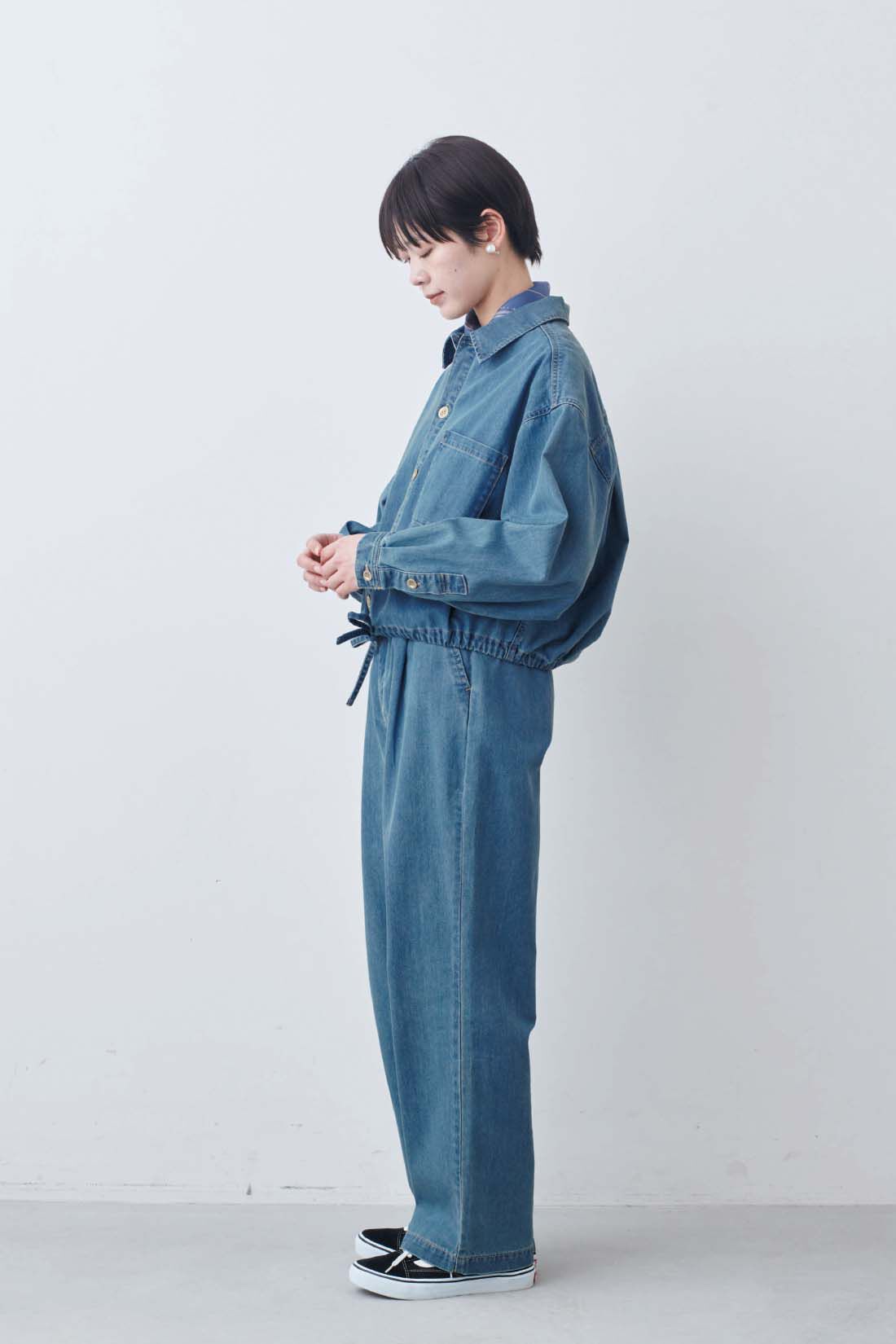 THREE FIFTY STANDARD|ライトデニムのシャツジャケットとシルキーな肌ざわりのベーシックなTシャツの会とライトデニムのタックワイドパンツのコーディネート