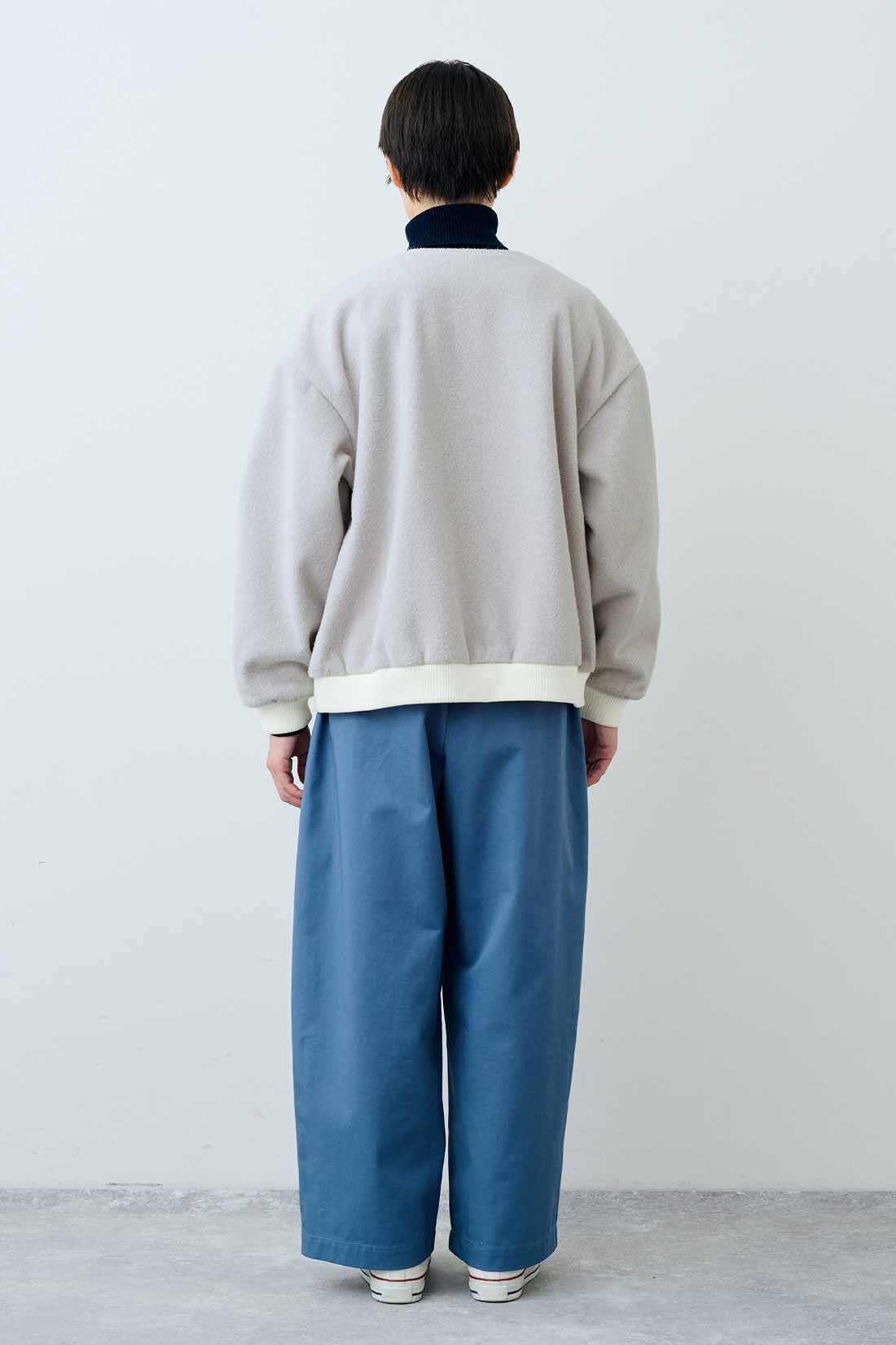 THREE FIFTY STANDARD|コットン100％のリブタートルとグレイッシュブルーのタックワイドパンツのコーディネート|モデル身長：163cm 着用サイズ：M