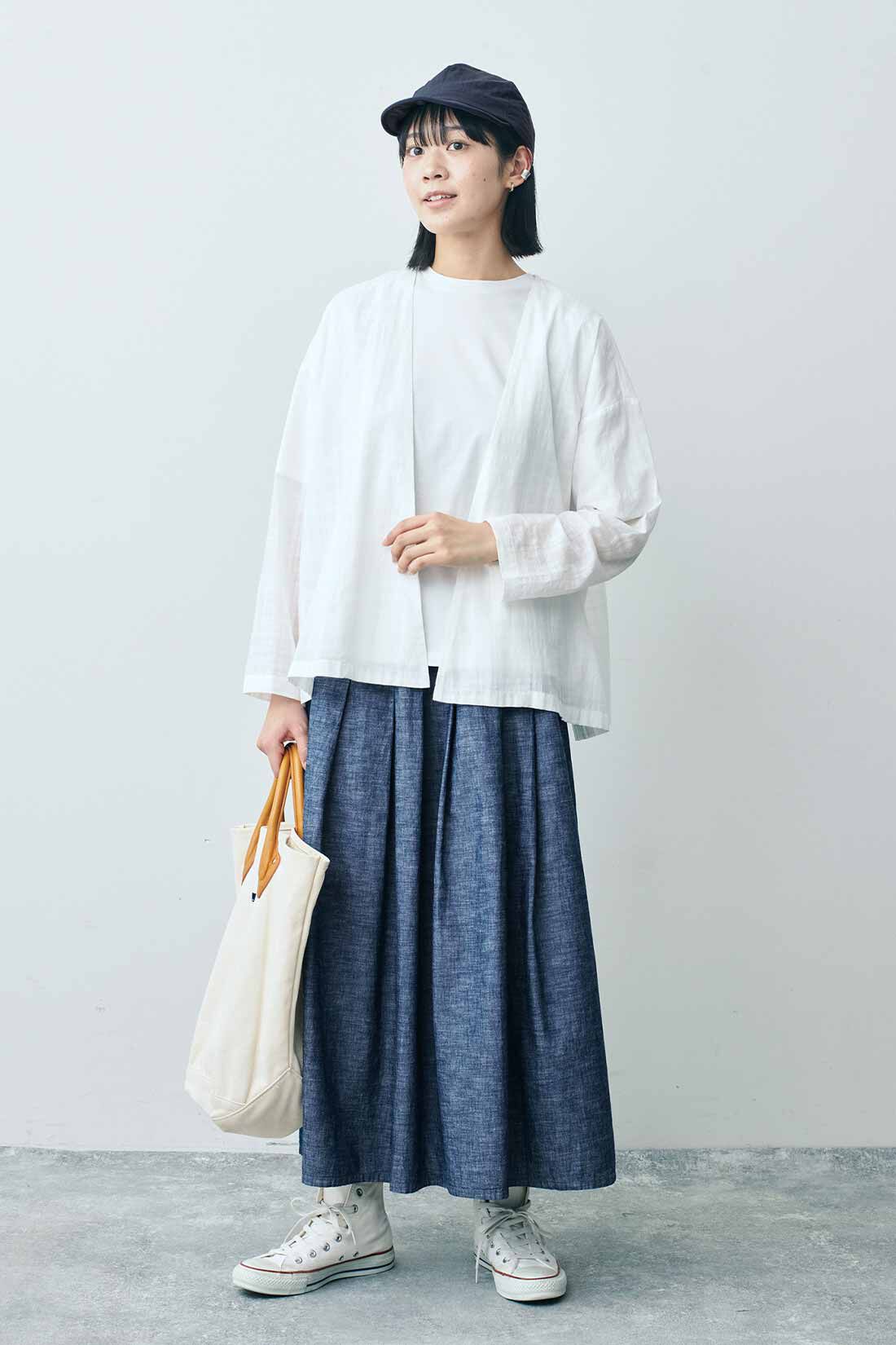 THREE FIFTY STANDARD|金子さんコットンカーディガンＷＨ　ＴＦＳとインディゴブルーのギャザースカート　ＴＦＳと金子さんコンパクトキャップＧＹ　ＴＦＳのコーディネート|モデル身長：163cm 着用サイズ：M
