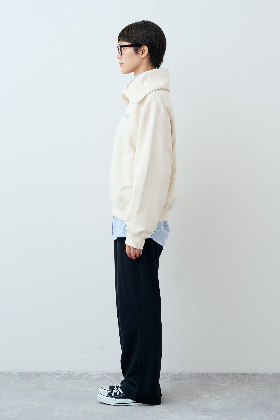 THREE FIFTY STANDARD|セーラー風のハーフジップスウェット〈アイボリー〉と裏起毛カットソーパンツの会のコーディネート|モデル身長：163cm 着用サイズ：M