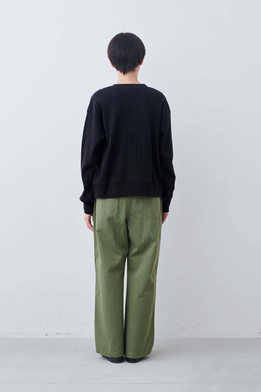 THREE FIFTY STANDARD|シアーなカットソートップスの会とベーシックなベイカーパンツ〈カーキグリーン〉のコーディネート