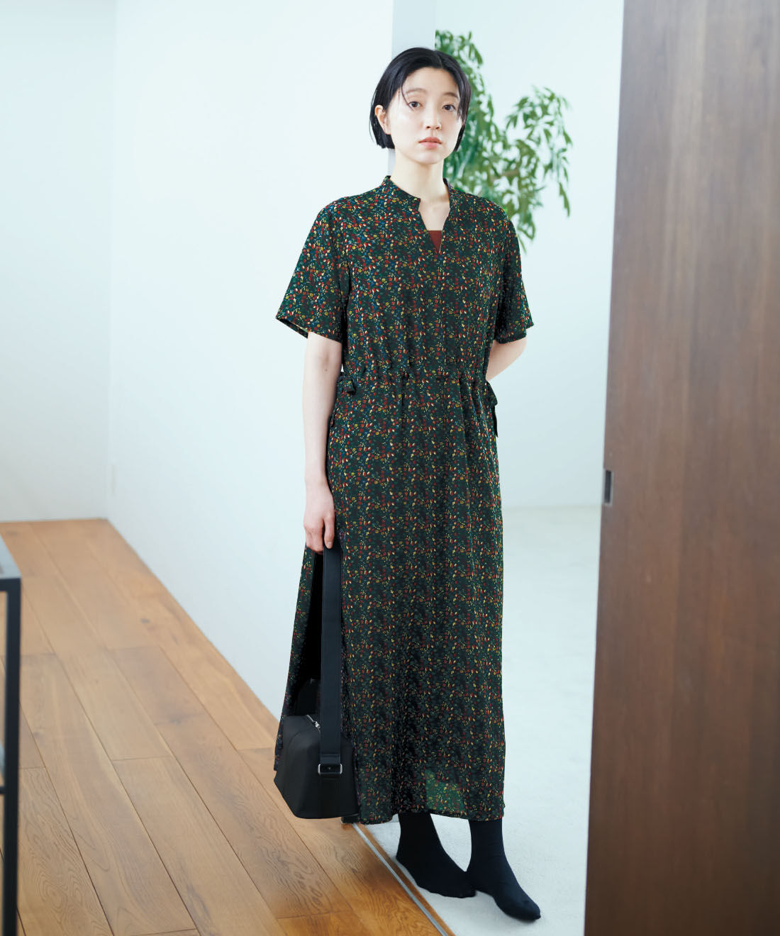 THREE FIFTY STANDARD［スリーフィフティースタンダード］|ミュルーズモダン 総柄 ヴィンテージプリントワンピース〈ネイビー〉と綿混 ベア天じく ブラキャミソールとスプリットレザー使用 軽量 ボディーバッグ 〈ブラック〉のコーディネート