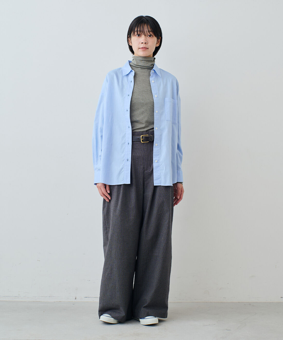 THREE FIFTY STANDARD［スリーフィフティースタンダード］|THREE FIFTY STANDARD　日本製の刺しゅうオックスシャツ〈ブルー〉|モデル身長：163cm　着用サイズ：M