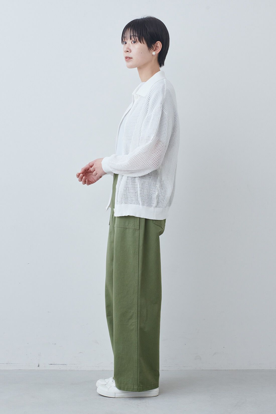 THREE FIFTY STANDARD|衿付きニット透かし編みカーディガン〈オフホワイト〉とベーシックなベイカーパンツ〈カーキグリーン〉のコーディネート