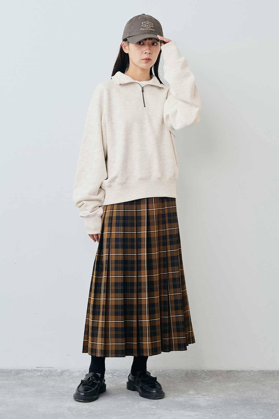THREE FIFTY STANDARD［スリーフィフティースタンダード］|シアークルーネックロングＴシャツ　ＴＦＳとPeter MacArthur チェックのプリーツスカート〈ブラウン〉と刺しゅう スーベニアキャップ〈チャコールブラウン〉のコーディネート