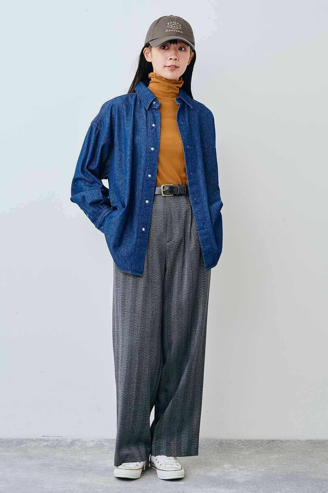 THREE FIFTY STANDARD|綿100％ ベーシックなデニムシャツとランダムテレコのカットソータートル〈キャメル〉とヘリンボーン素材のワイドパンツ〈チャコールグレー〉のコーディネート