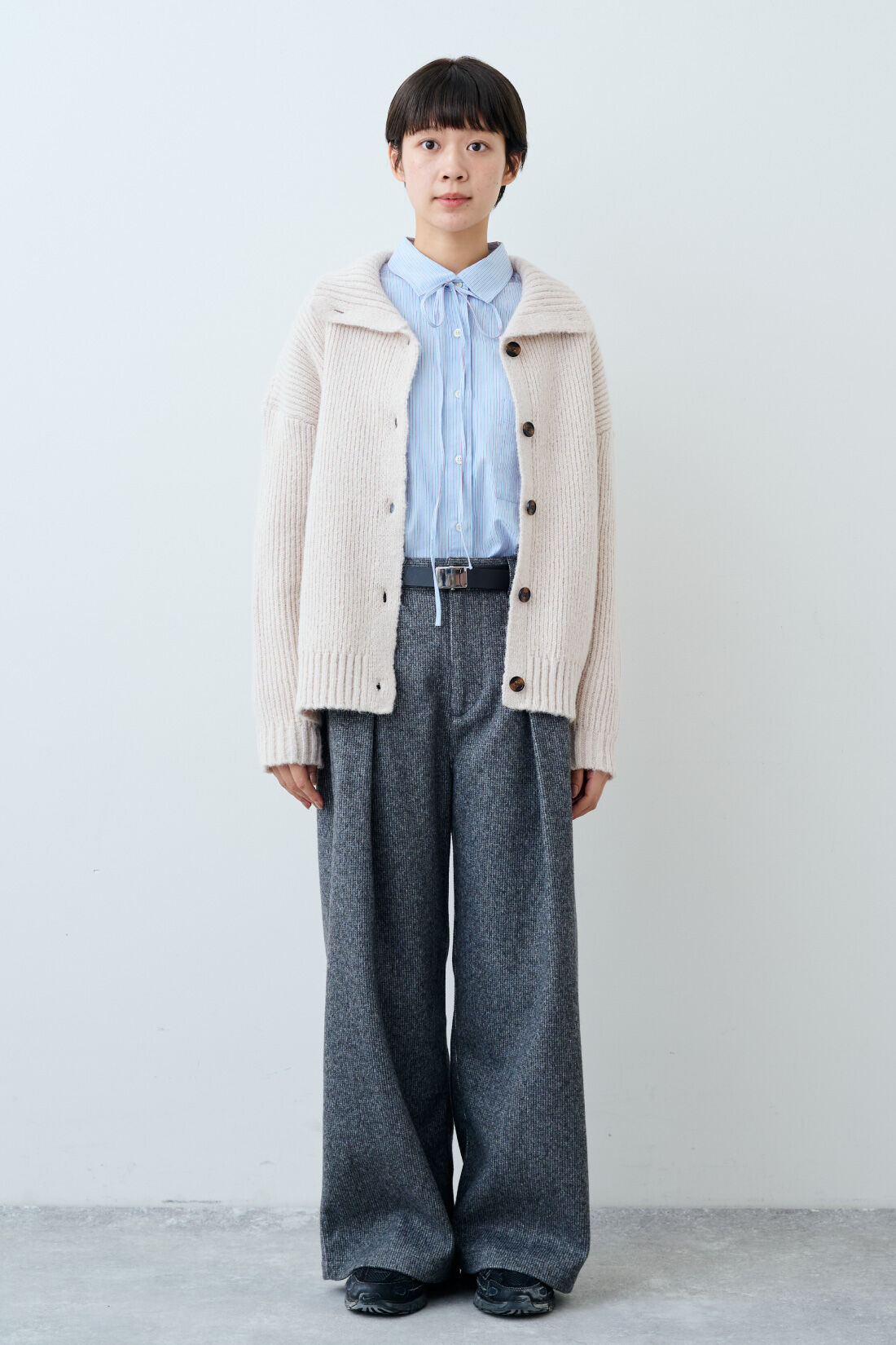 THREE FIFTY STANDARD［スリーフィフティースタンダード］|小谷 実由さんと作った ストライプのシャツ〈ブルー〉のコーディネート|モデル身長：163cm 着用サイズ：M