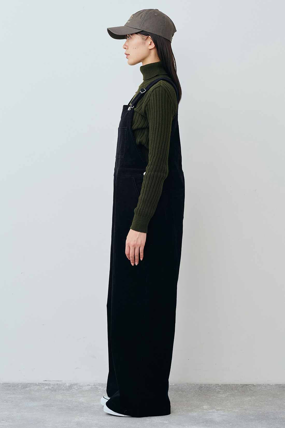 THREE FIFTY STANDARD|コットン100％のリブタートルとコーデュロイオーバーオール〈ブラック〉のコーディネート