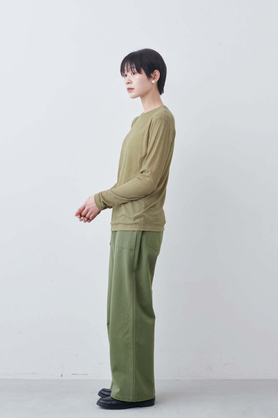 THREE FIFTY STANDARD|シアーなカットソートップスの会とガラスパールのイヤアクセサリーのコーディネート