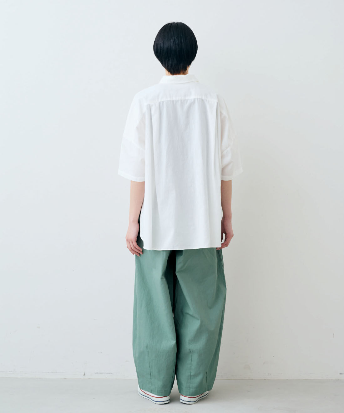 THREE FIFTY STANDARD［スリーフィフティースタンダード］|THREE FIFTY STANDARD　日本製のポンチョみたいな ゆるっとシルエットの綿麻シャツ〈オフホワイト〉|モデル身長：163cm　着用サイズ：M