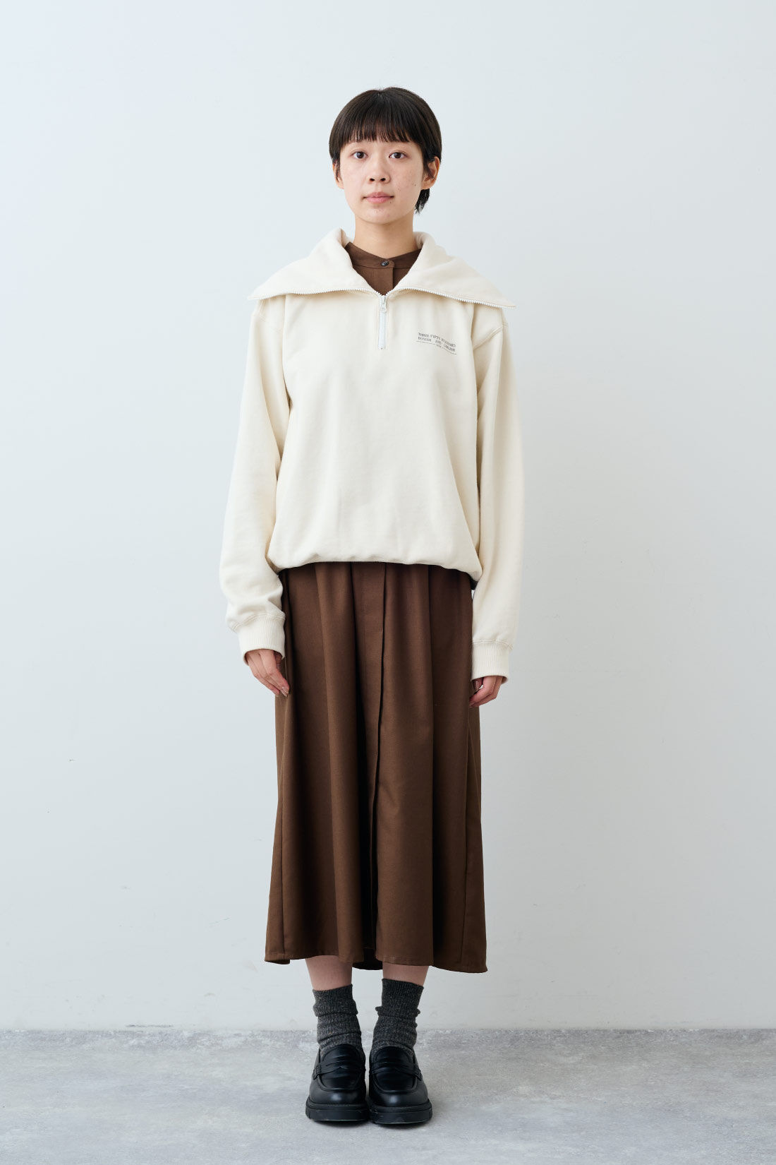 THREE FIFTY STANDARD［スリーフィフティースタンダード］|フレアーシルエットの比翼ワンピース〈マロンブラウン〉のコーディネート|モデル身長：163cm 着用サイズ：M