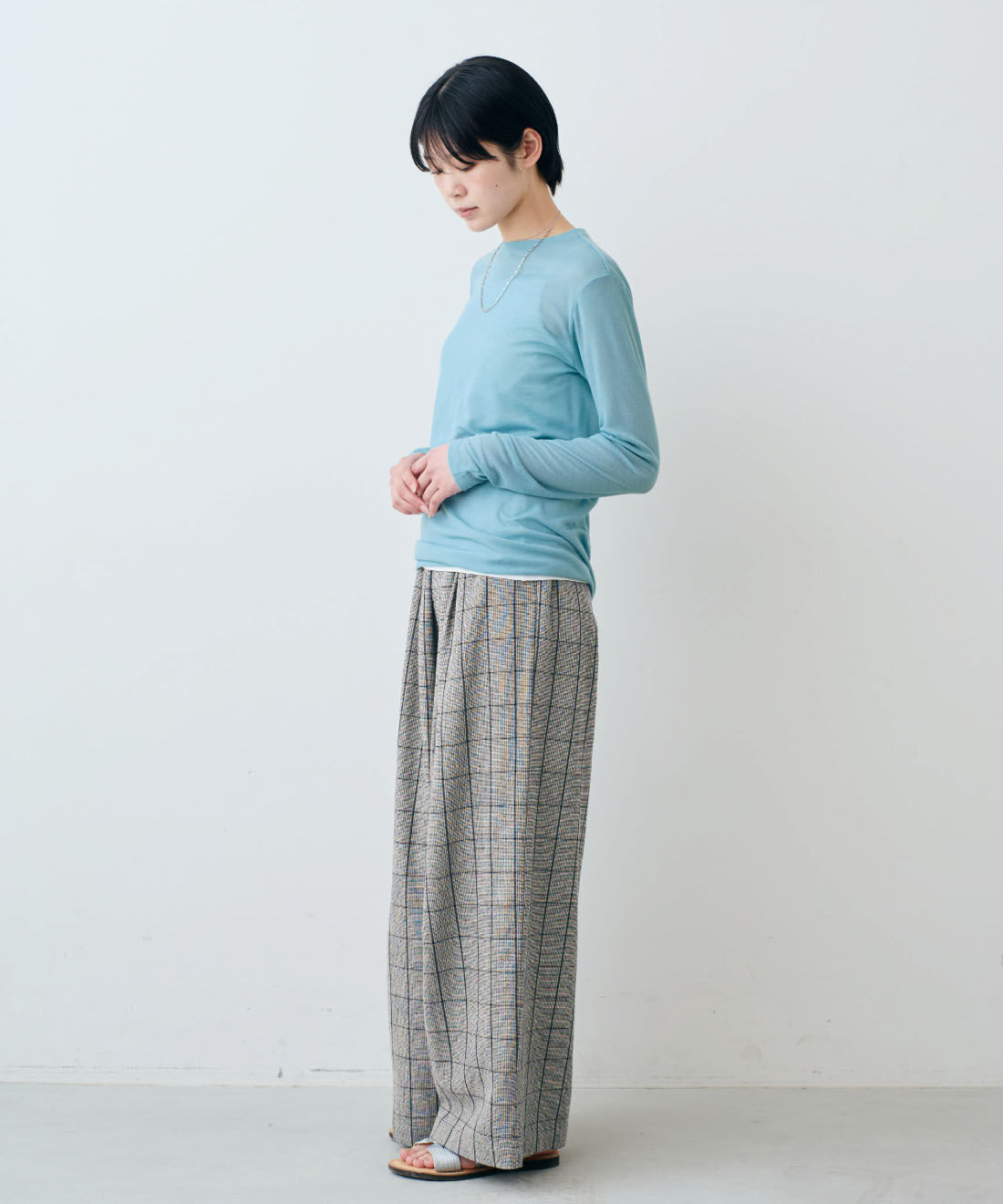 THREE FIFTY STANDARD|シアーなカットソートップスの会と綿100％ モノトーンチェック ワイドパンツと日本製 2-WAY チェーン ネックレスのコーディネート