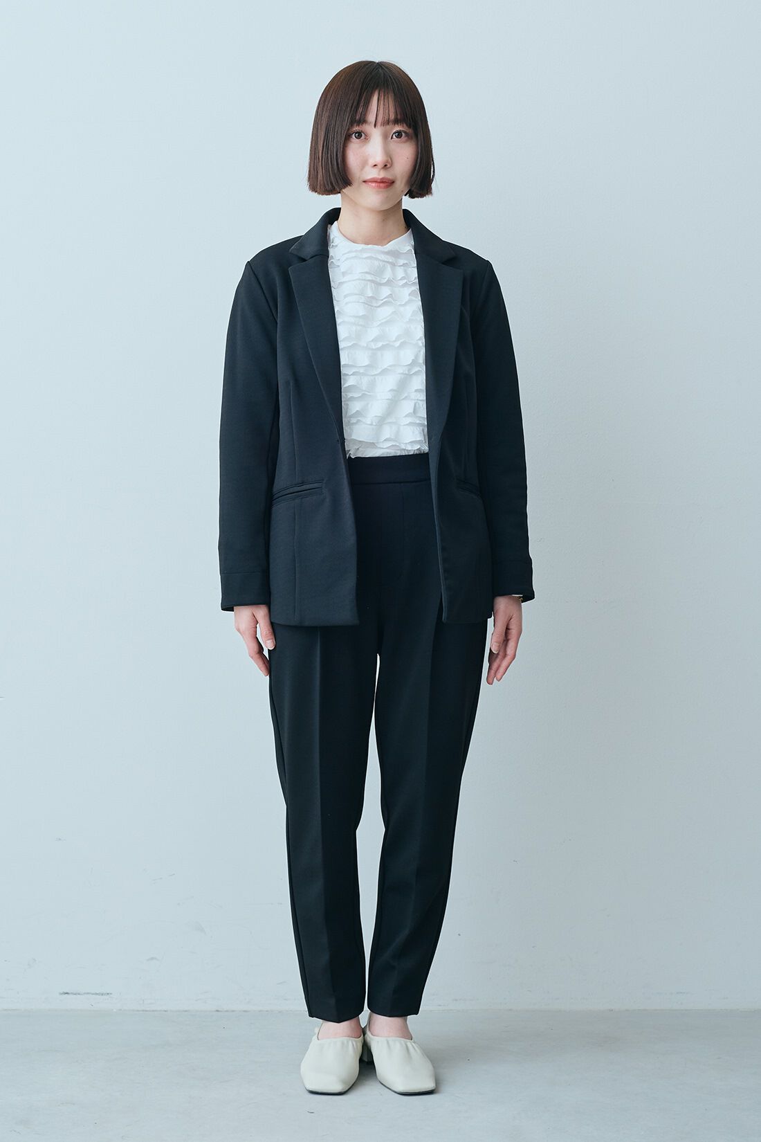 IEDIT|花粉リリース＆UVケア 純黒素材 バレエフィットR ジャケット〈黒〉と総フリル カットソー トップス 〈白〉のコーディネート|【着用サイズ】ジャケット：SP　トップス：S　パンツ：SP