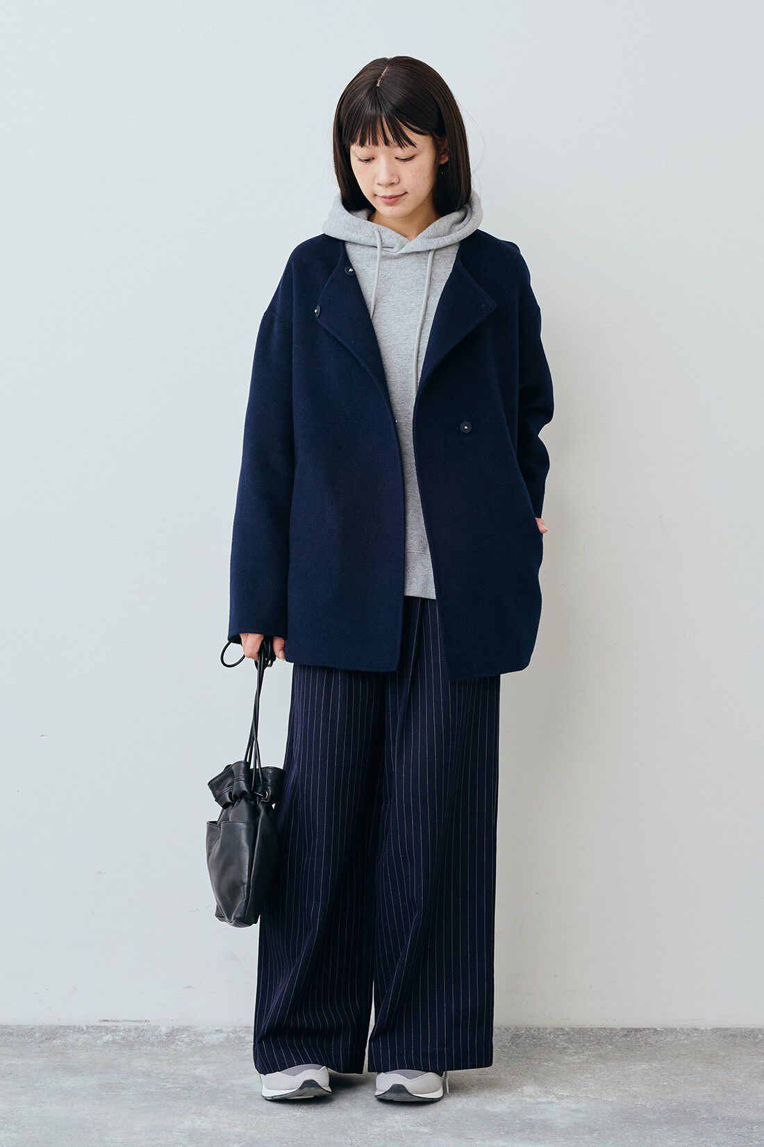 THREE FIFTY STANDARD［スリーフィフティースタンダード］|THREE FIFTY STANDARD リバー仕立てのウール混ノーカラーコート〈ネイビー〉|モデル身長：163cm 着用サイズ：M