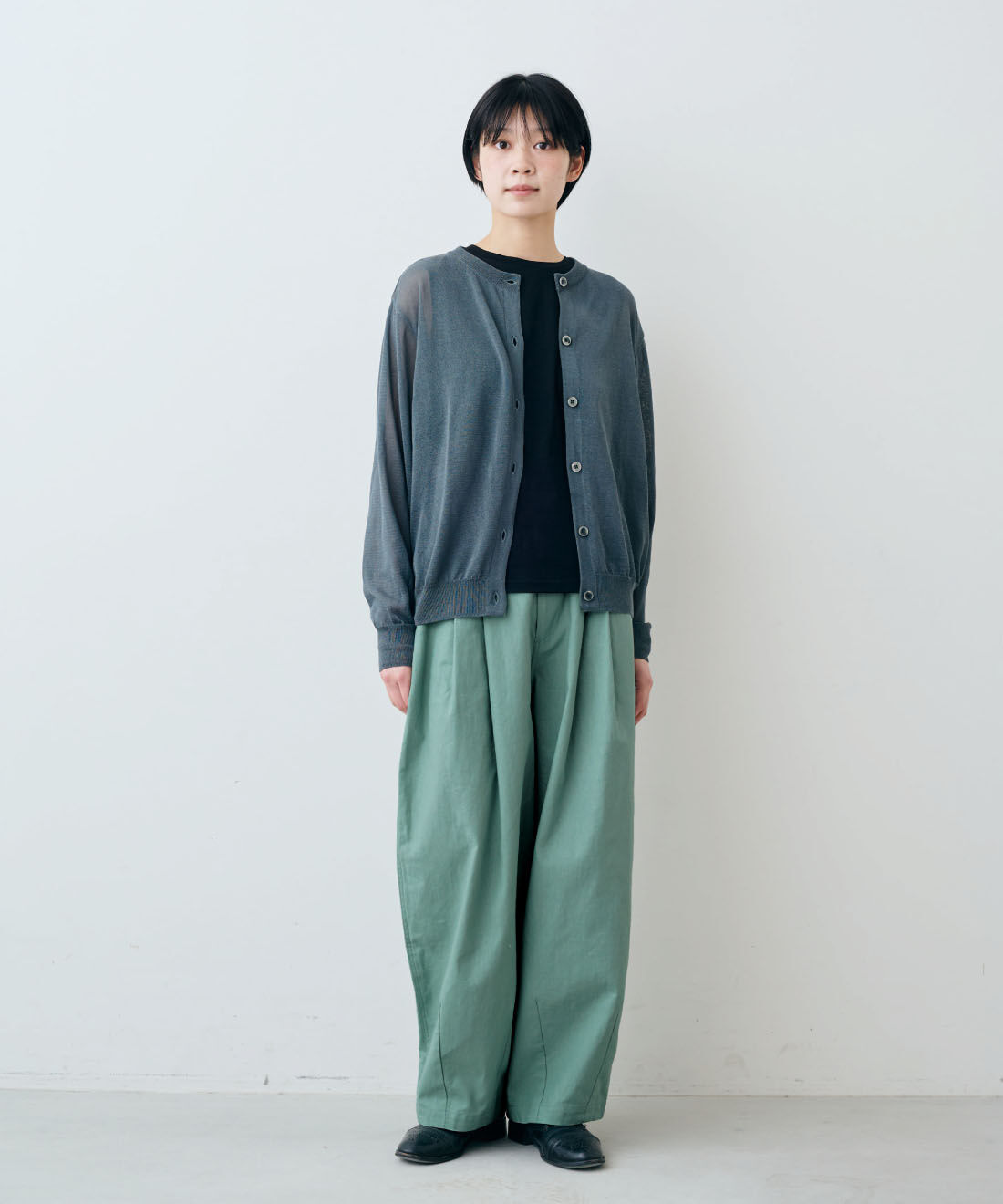 THREE FIFTY STANDARD［スリーフィフティースタンダード］|日本製 シアー クルーネック カーディガン 〈ダークグレー〉とシルケット加工 タンクトップのコーディネート