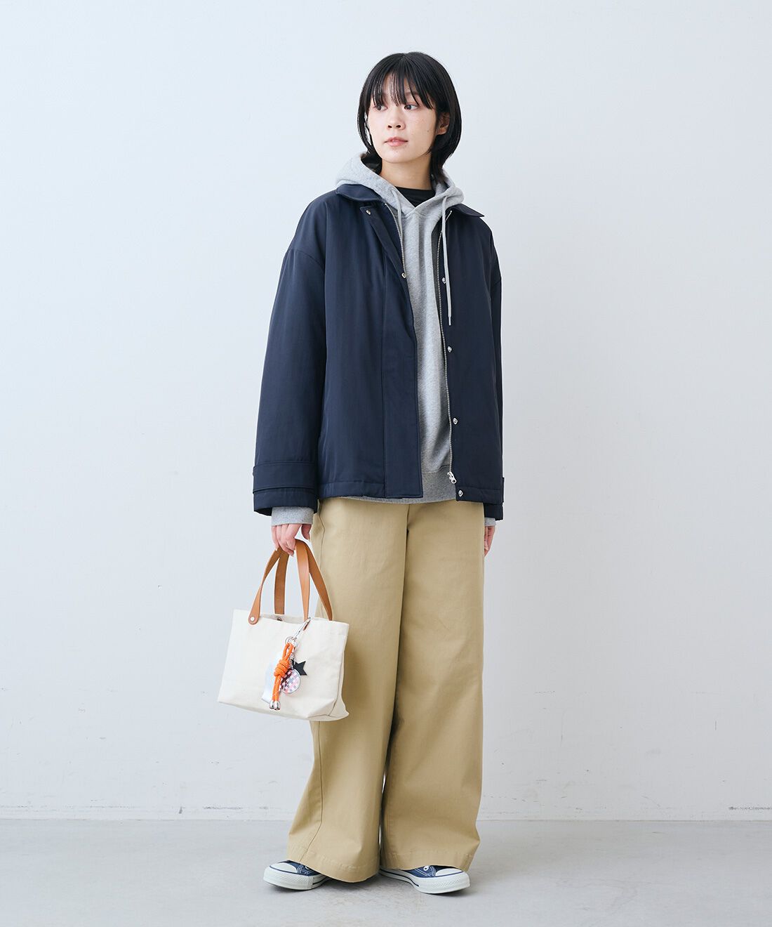 THREE FIFTY STANDARD［スリーフィフティースタンダード］|裏サーモライトキルトのブルゾン〈ネイビー〉とさらっとした肌触りのウール混Tシャツとすっきりノータックのチノパンツ〈ベージュ〉のコーディネート