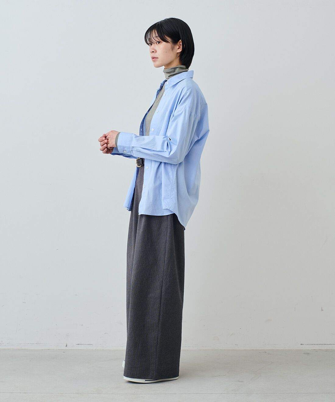 THREE FIFTY STANDARD|日本製の刺しゅうオックスシャツＢＬ　ＴＦＳとシルク混タートル　ＴＦＳのコーディネート|モデル身長：163cm 着用サイズ：M