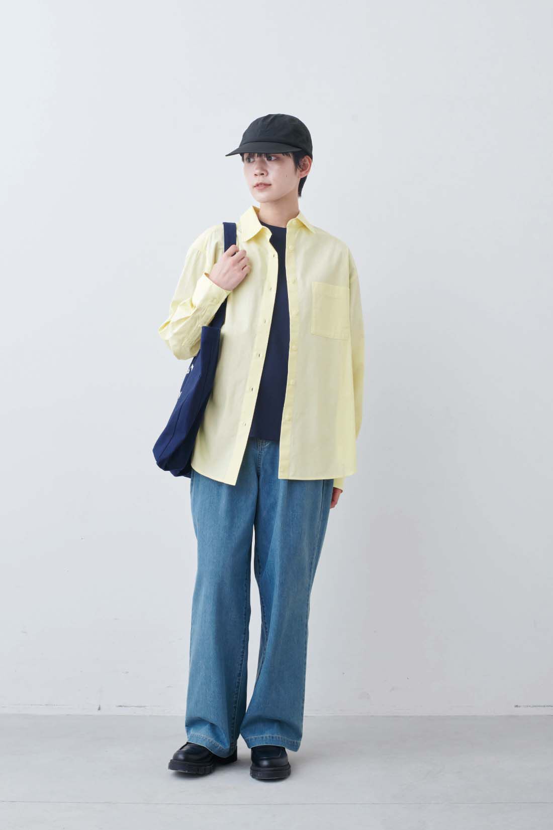 THREE FIFTY STANDARD［スリーフィフティースタンダード］|小谷 実由さんと作った こだわりの薄黄色シャツとシルキーな肌ざわりのベーシックなTシャツの会とシルキーな肌ざわりのベーシックなTシャツの会のコーディネート
