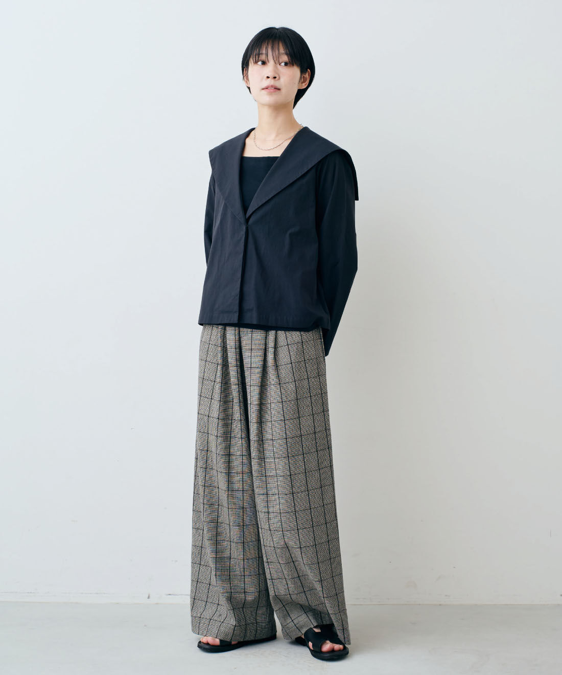 THREE FIFTY STANDARD［スリーフィフティースタンダード］|小谷 実由さんコラボ 綿100％ 国産生地 セーラーシャツカーデジャケット 〈ブラック〉と綿混 ベア天じく ブラキャミソールと綿100％ モノトーンチェック ワイドパンツのコーディネート