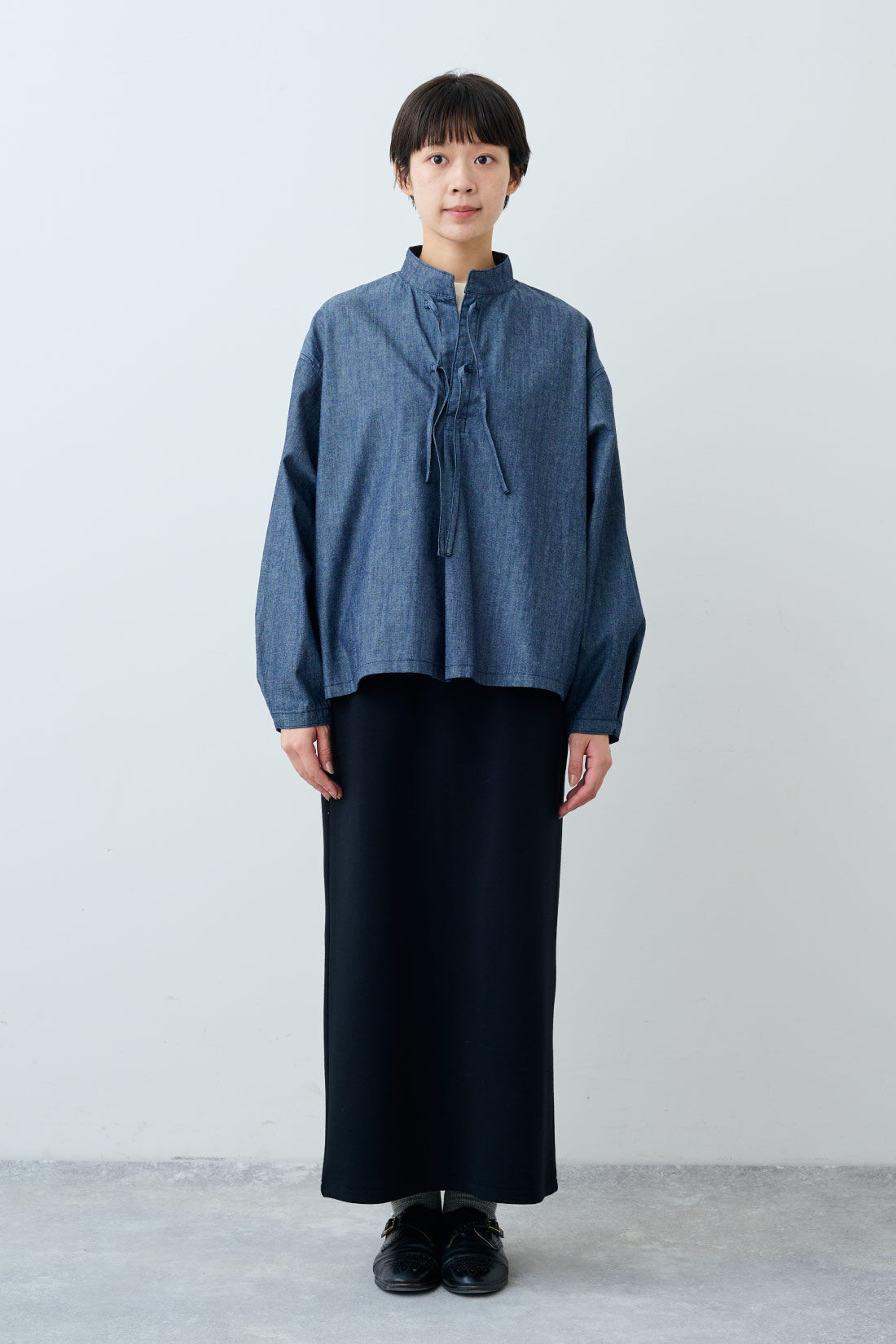 THREE FIFTY STANDARD|リボンデザインのデニムプルオーバーとフライス編みのストレッチラグランスリーブTシャツの会とダンボールニットのセットアップ〈ブラック〉のコーディネート|モデル身長：163cm 着用サイズ：M