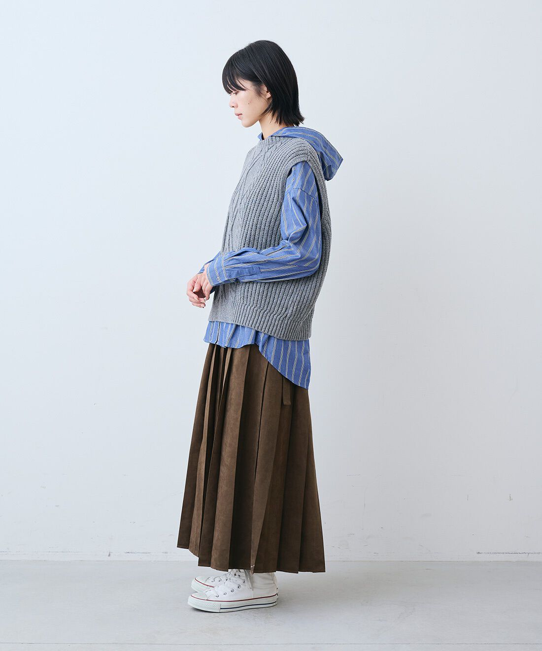 THREE FIFTY STANDARD［スリーフィフティースタンダード］|金子敦子さんと作った日本製リサイクル ニット ベスト〈杢グレー〉　とストライプ フーディーシャツ〈ブルー〉とレザーのワイド ボストンバッグ〈ブラック〉のコーディネート