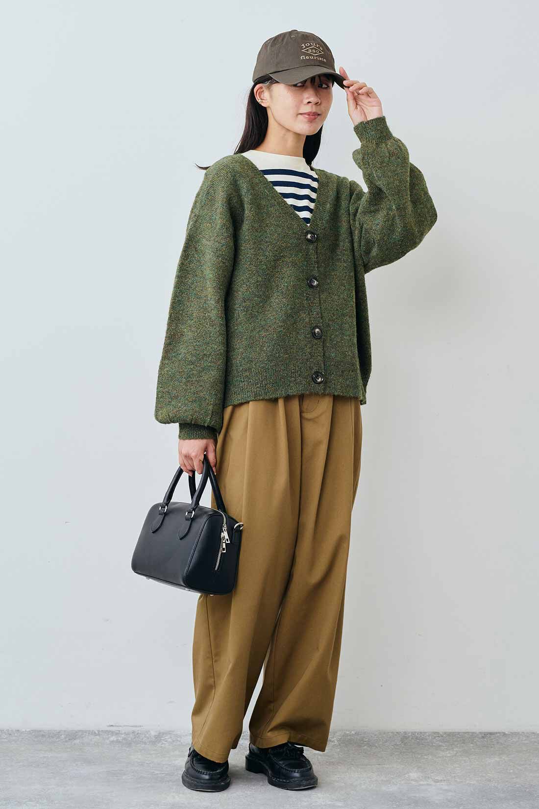 THREE FIFTY STANDARD|綿100％ クルーネックのパネルボーダーTシャツとウール混 Vネックカーディガン〈モスグリーン〉とカジュアルすぎないチノパンツ〈キャメル〉のコーディネート