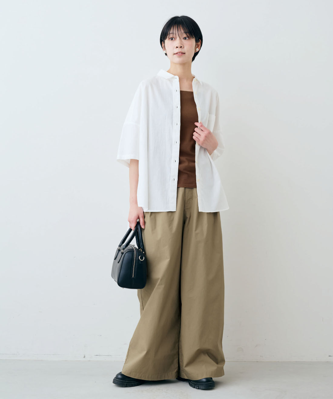 THREE FIFTY STANDARD［スリーフィフティースタンダード］|綿混 ベア天じく ブラキャミソールと綿100％ 上品 接触冷感素材 ワイドパンツ 〈カーキベージュ〉のコーディネート