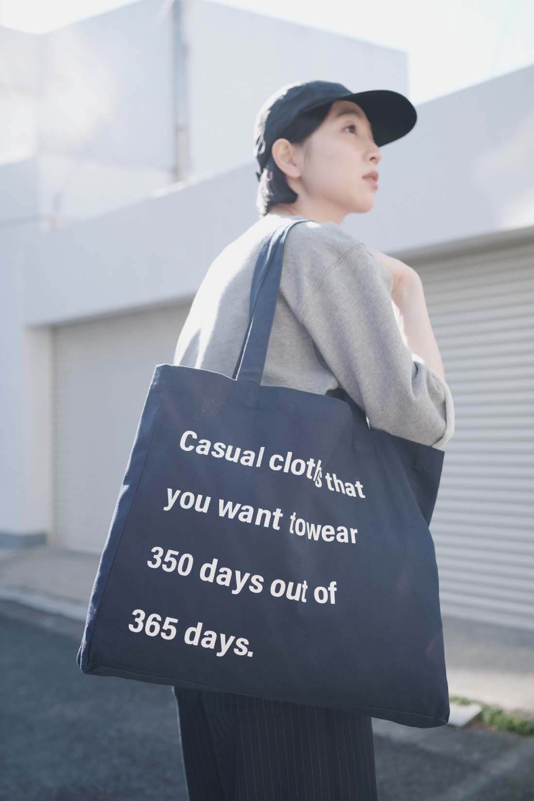 THREE FIFTY STANDARD|別注カレッジロゴミニ裏毛のトップス〈杢グレー〉とGUNG HO別注 ファティーグパンツのコーディネート