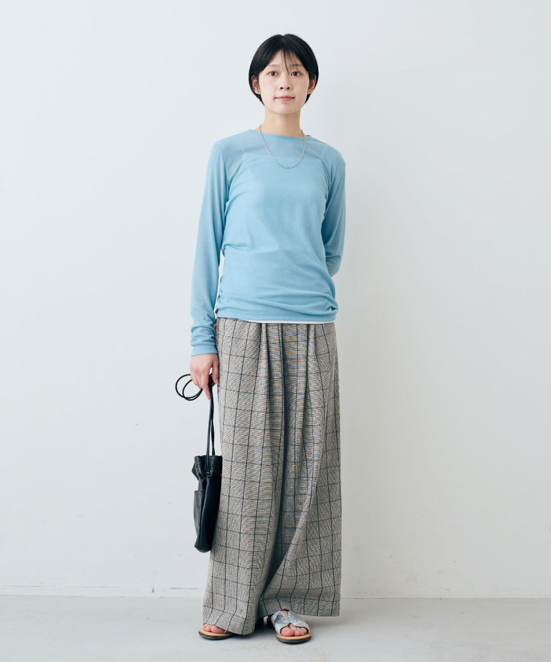 THREE FIFTY STANDARD|シアーなカットソートップスの会と綿100％ モノトーンチェック ワイドパンツと日本製 2-WAY チェーン ネックレスのコーディネート