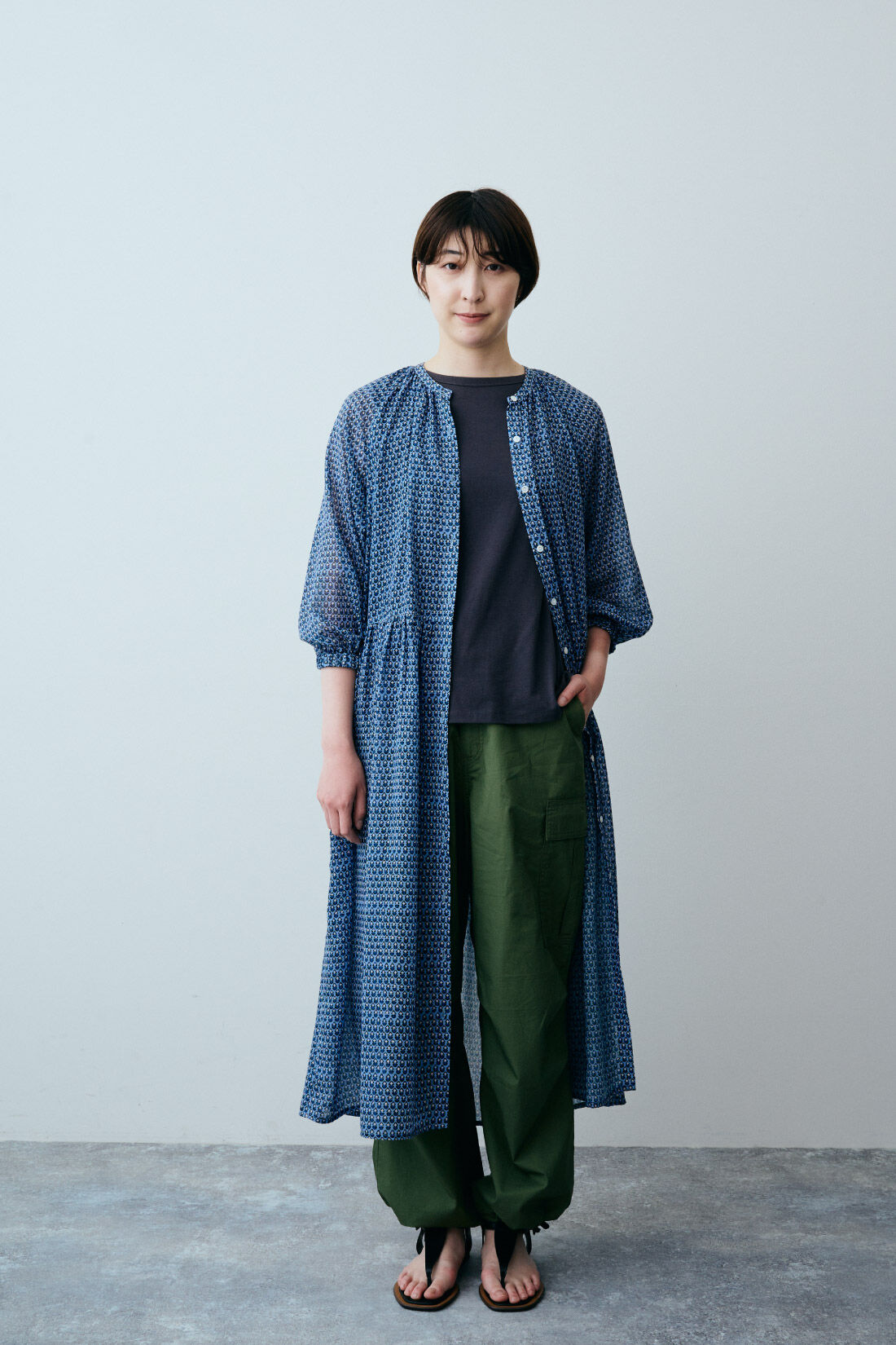 THREE FIFTY STANDARD|カーゴパンツミリタリーグリーン　ＴＦＳとミュルーズ染織美術館ワンピースＢＬ　ＴＦＳのコーディネート