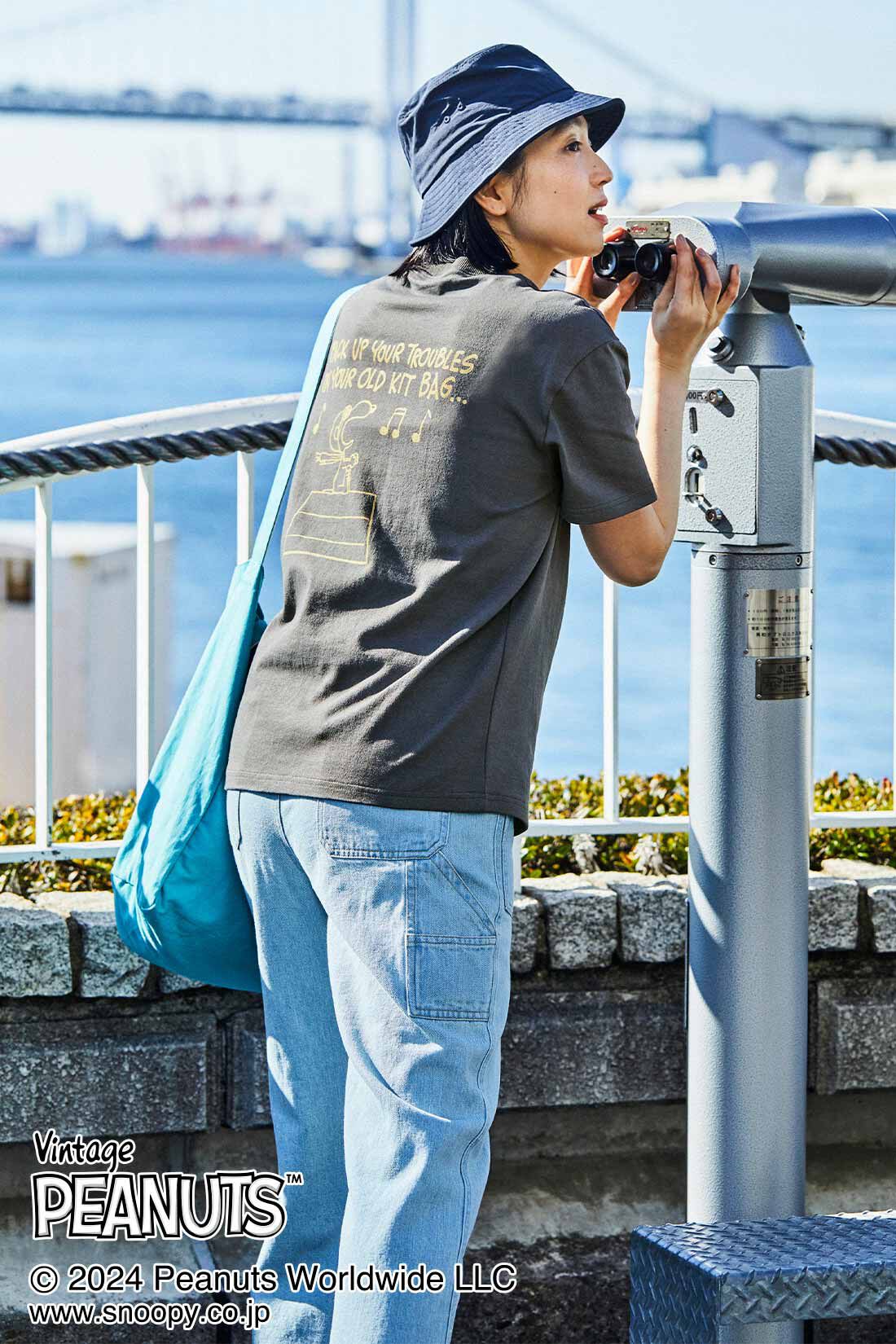 THREE FIFTY STANDARD|PEANUTS〈スヌーピー＆フレンズ〉ロゴプリントＴシャツと内側メッシュ バケットハット〈ネイビー〉のコーディネート