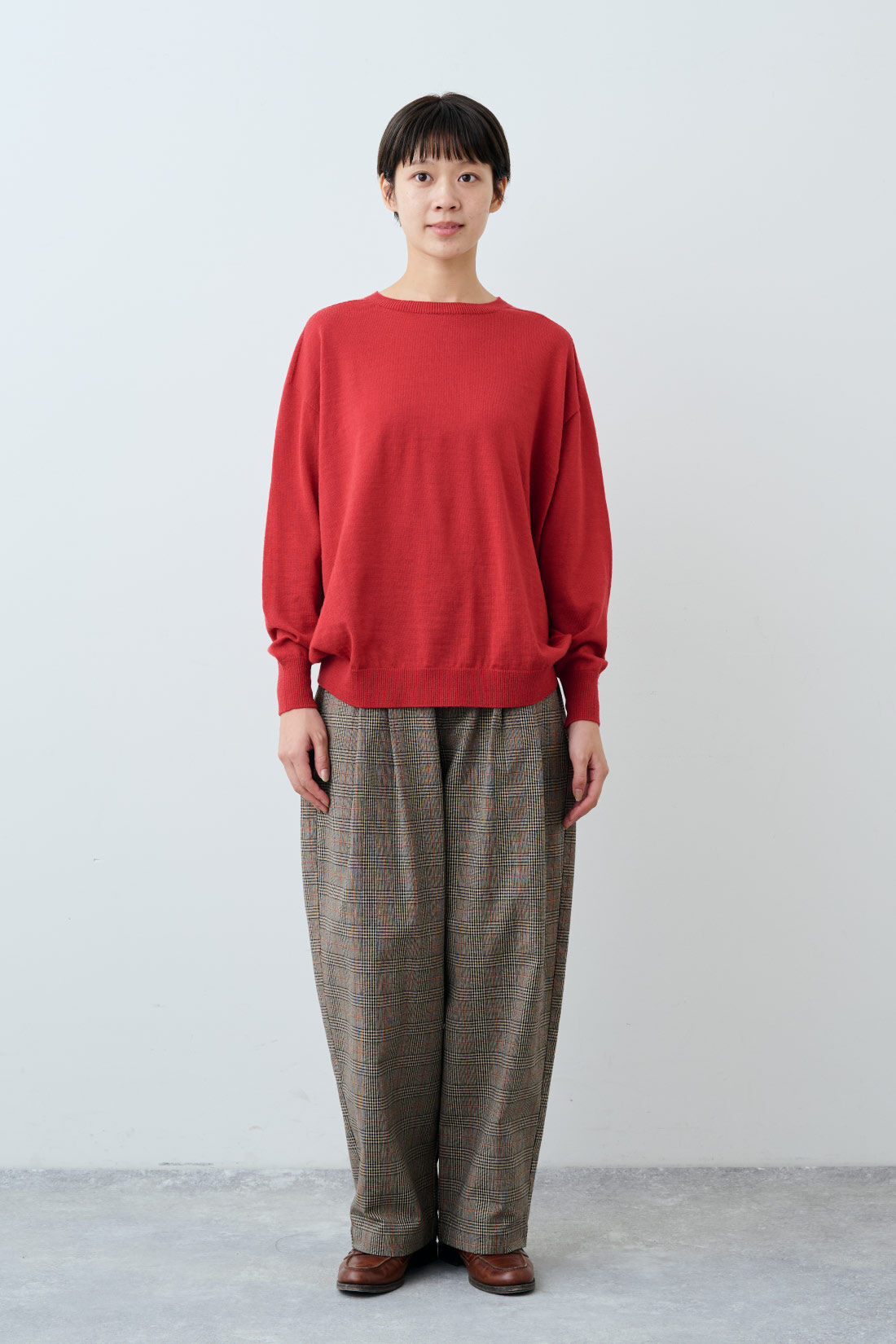 THREE FIFTY STANDARD|メリノウールのベーシックセーター〈レッド〉のコーディネート|モデル身長：163cm 着用サイズ：M