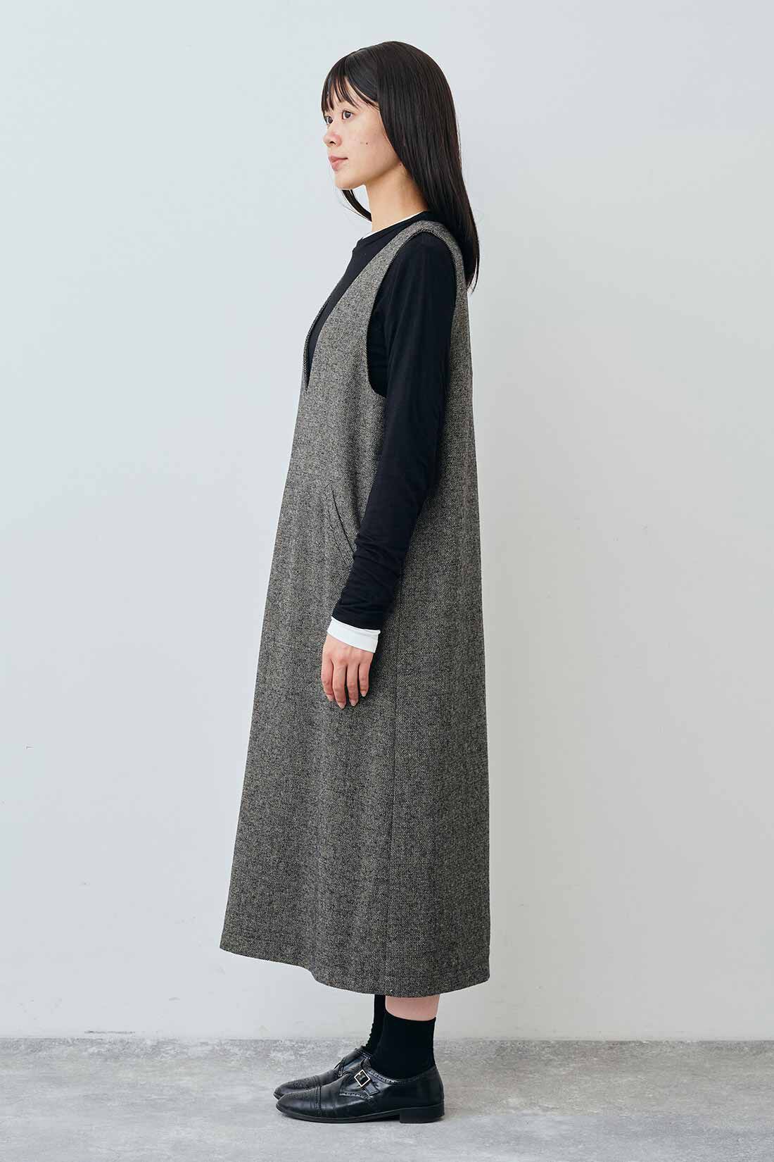 THREE FIFTY STANDARD|ヘリンボーン素材のジャンパースカート〈チャコールブラウン〉のコーディネート