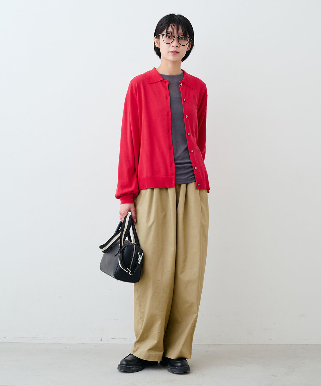 THREE FIFTY STANDARD［スリーフィフティースタンダード］|THREE FIFTY STANDARD　綿麻素材のタックイージーパンツ〈カーキベージュ〉|モデル身長：163cm　着用サイズ：M