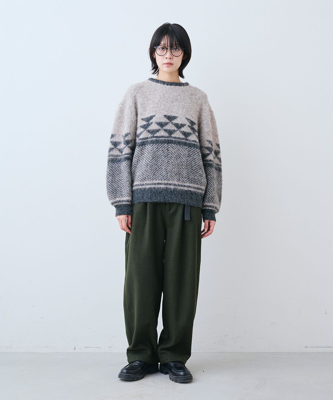 THREE FIFTY STANDARD［スリーフィフティースタンダード］|ふんわりジャカードニットセーター〈ブラウンベージュ〉とレザーのワイド ボストンバッグ〈ブラック〉のコーディネート