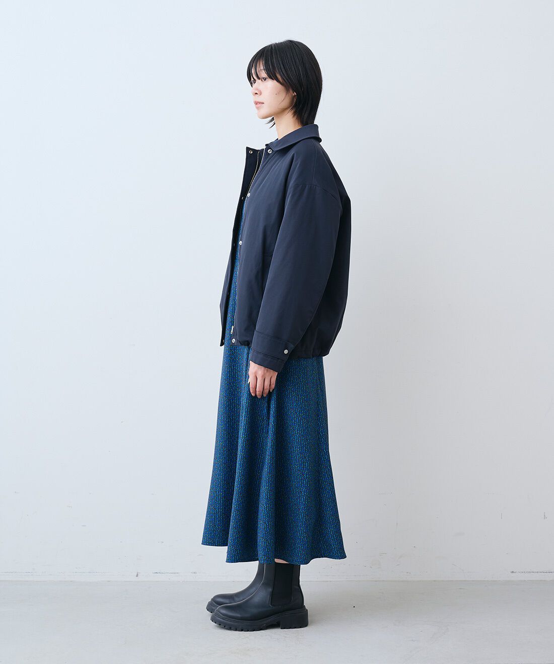 THREE FIFTY STANDARD［スリーフィフティースタンダード］|ミュルーズ モダン プリントワンピース〈ブルー〉とレザーのワイド ボストンバッグ〈ブラック〉のコーディネート