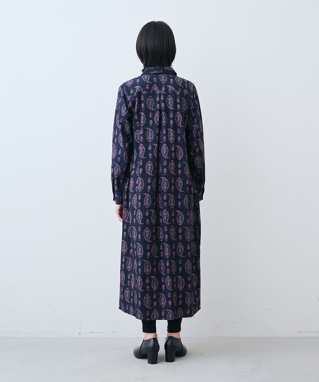 THREE FIFTY STANDARD［スリーフィフティースタンダード］|さらっとした肌触りのウール混Tシャツとやさしい肌ざわりシルク混 レギンスとレザーのワイド ボストンバッグ〈ブラック〉のコーディネート