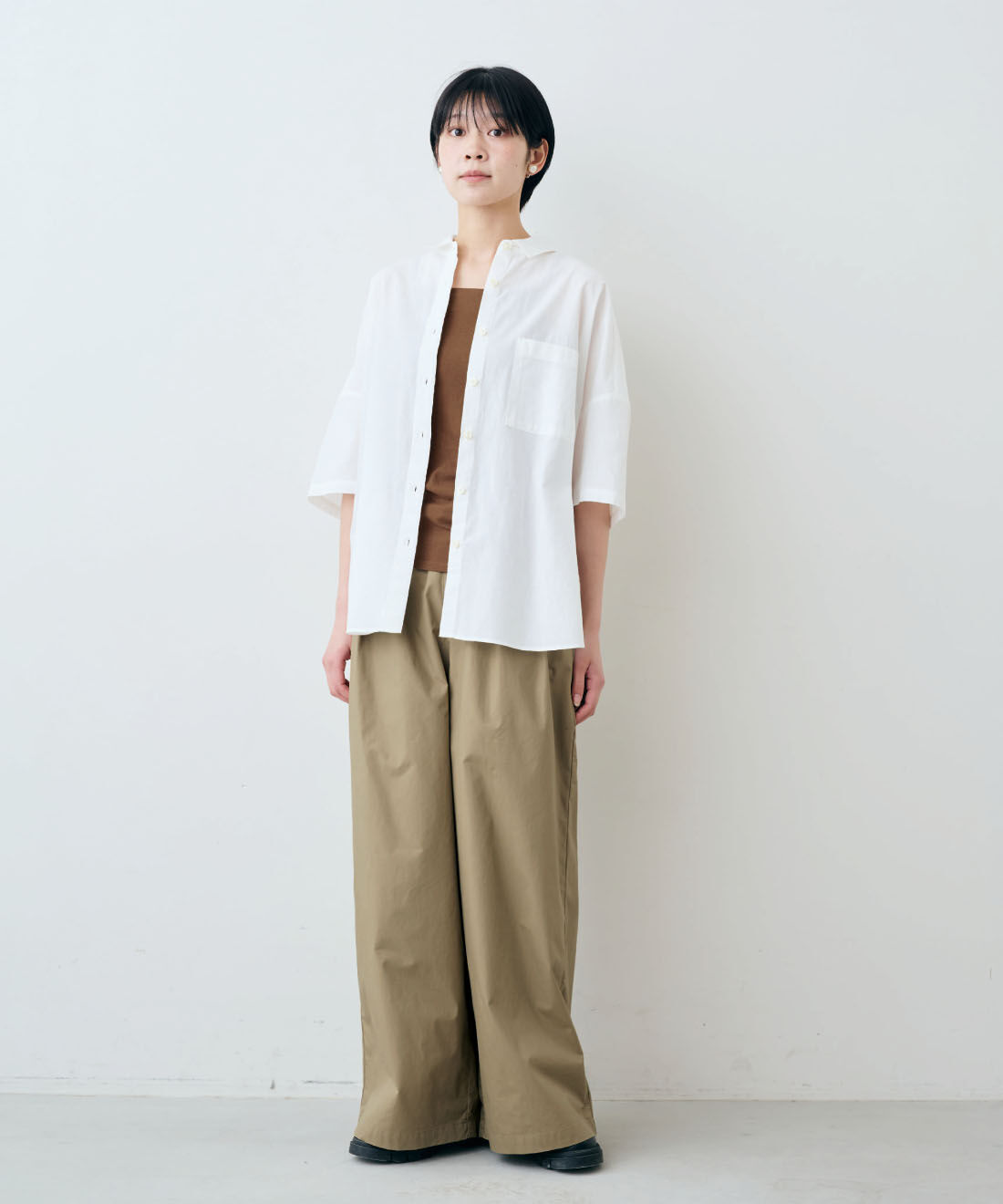 THREE FIFTY STANDARD［スリーフィフティースタンダード］|THREE FIFTY STANDARD　日本製のポンチョみたいな ゆるっとシルエットの綿麻シャツ〈オフホワイト〉|モデル身長：163cm　着用サイズ：M