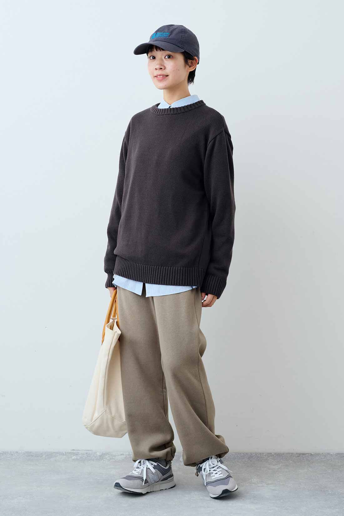 THREE FIFTY STANDARD|ふんわり無撚糸のコットンセーター〈ダークブラウン〉と小谷 実由さんと作った ストライプのシャツ〈ブルー〉のコーディネート|モデル身長：163cm 着用サイズ：M