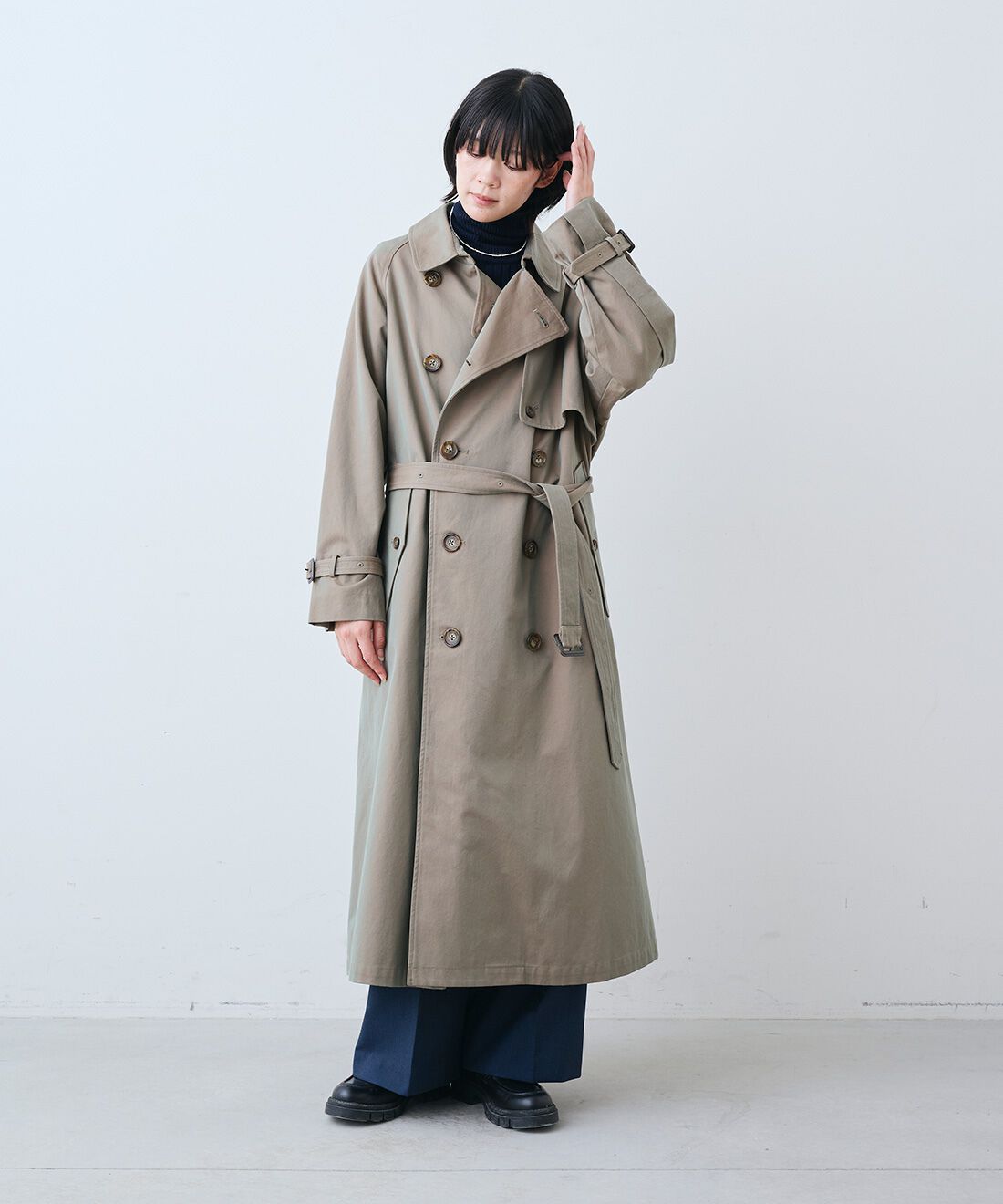 THREE FIFTY STANDARD［スリーフィフティースタンダード］|日本製コットン100％ リブ タートルとタック スラックス パンツ〈チャコールグレー〉のコーディネート