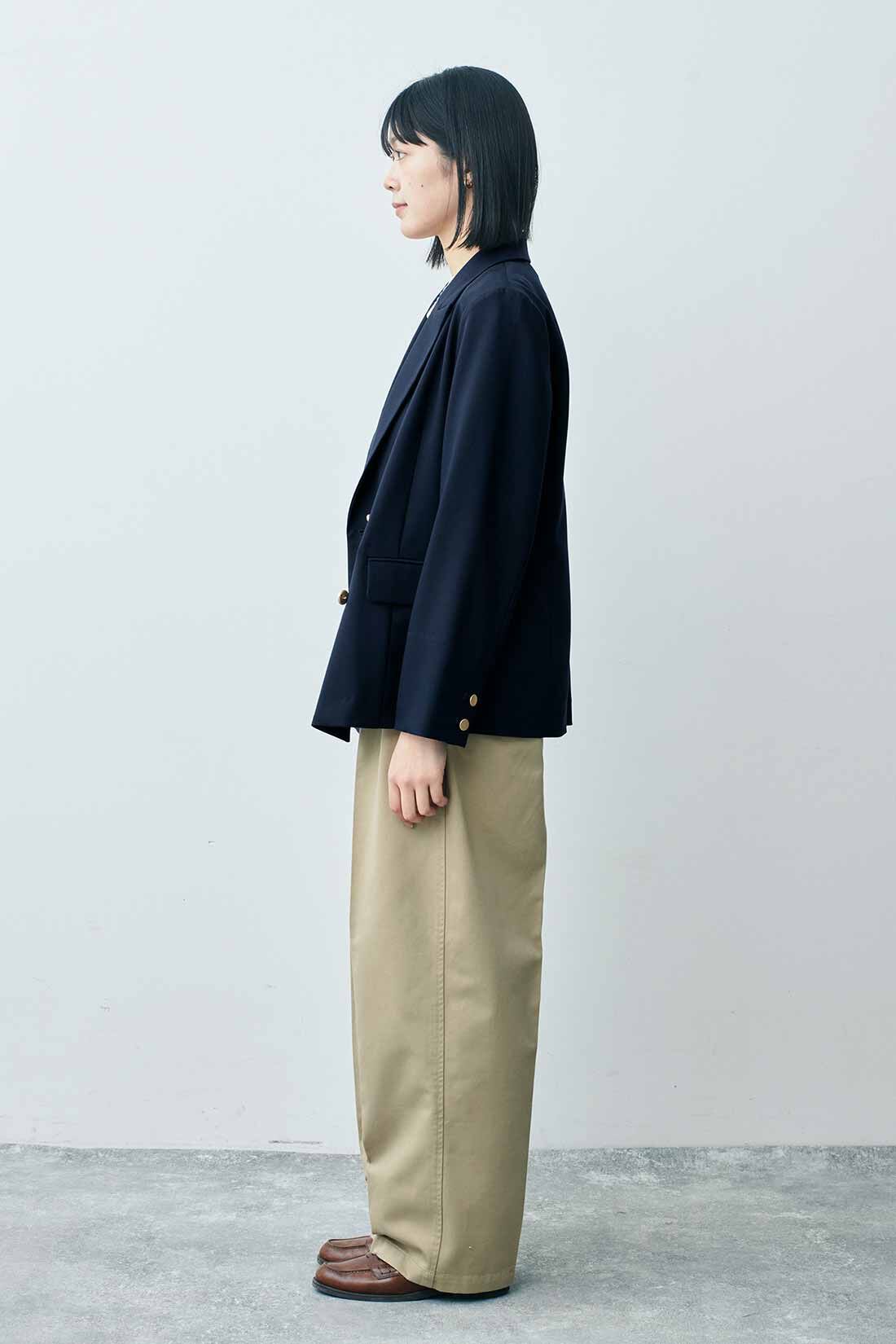 THREE FIFTY STANDARD|ダブルフロントジャケットＮＶ　ＴＦＳとシルケット加工Ｔシャツ　ＴＦＳとスタンダードなチノパンツＢＥ　ＴＦＳのコーディネート|モデル身長：163cm 着用サイズ：M