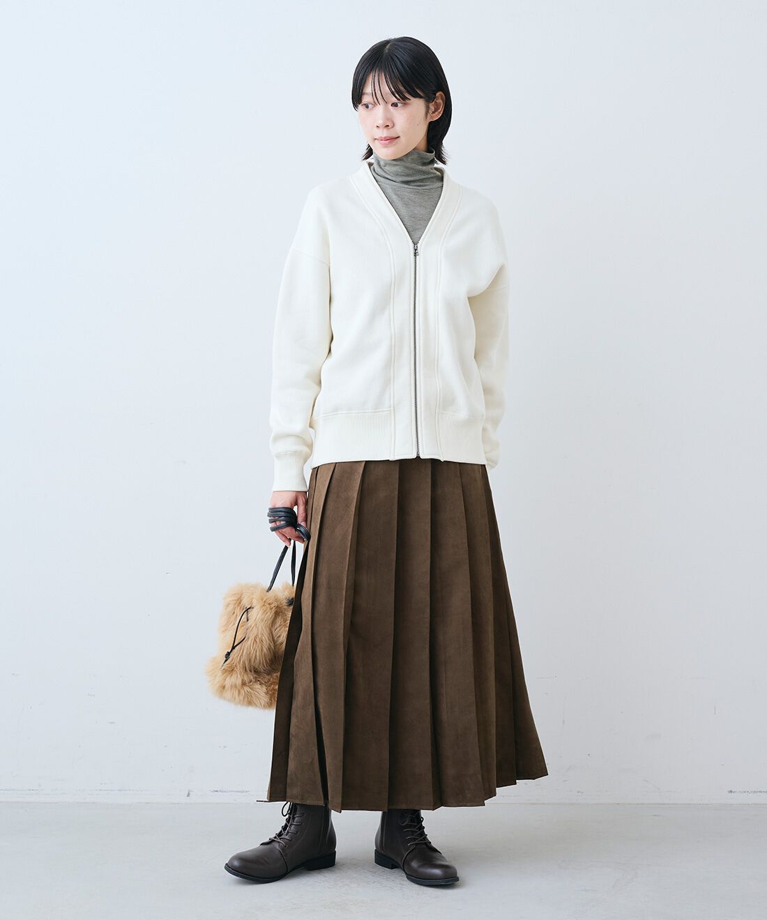 THREE FIFTY STANDARD［スリーフィフティースタンダード］|裏起毛のジップアップ ジャケット〈アイボリー〉とやさしい肌ざわりシルク混 カットソー タートルのコーディネート