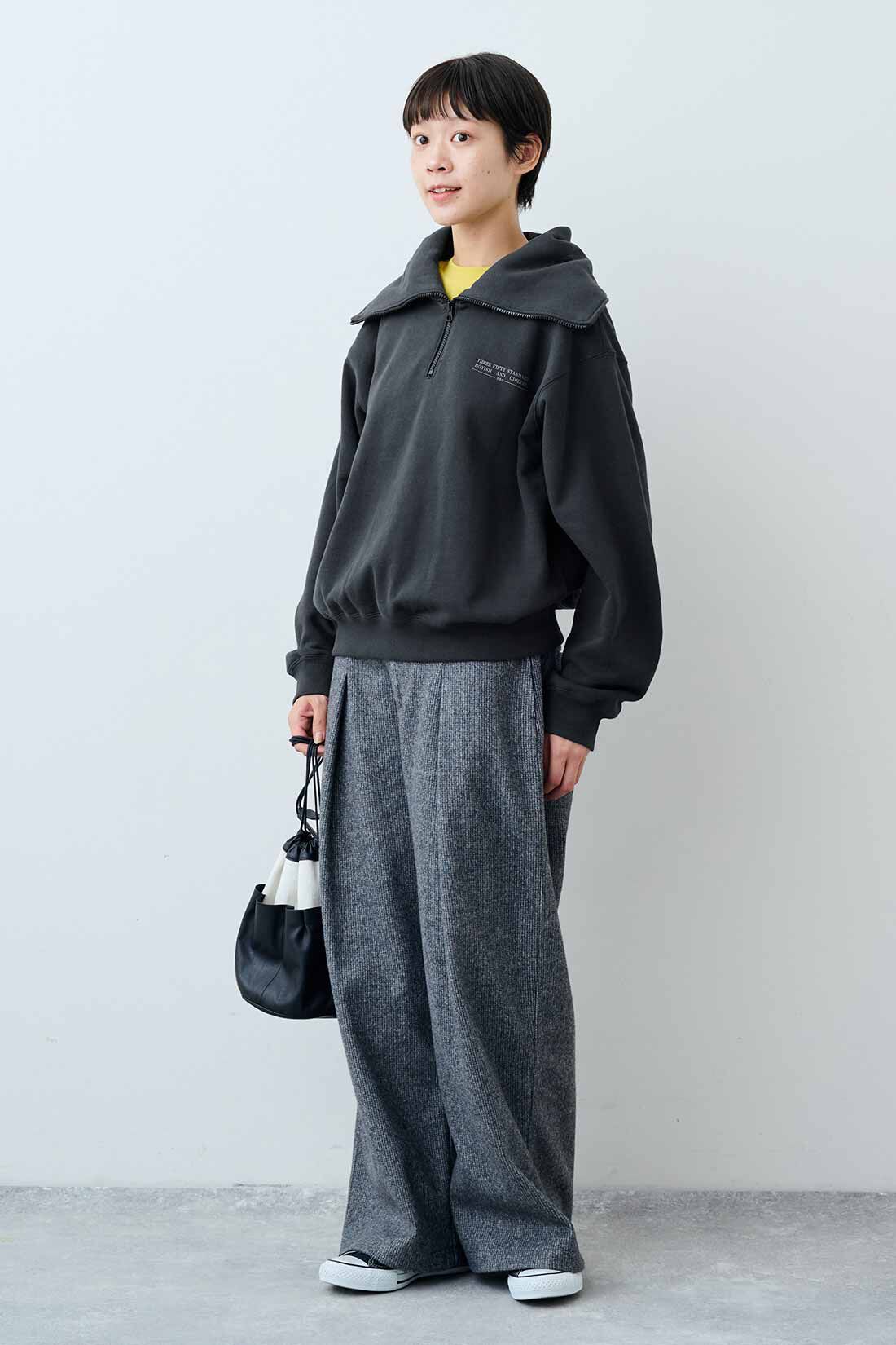 THREE FIFTY STANDARD|フライス編みのストレッチラグランスリーブTシャツの会と小谷 実由さんと作った チェック柄のワイドパンツ〈グレー〉のコーディネート|モデル身長：163cm 着用サイズ：M